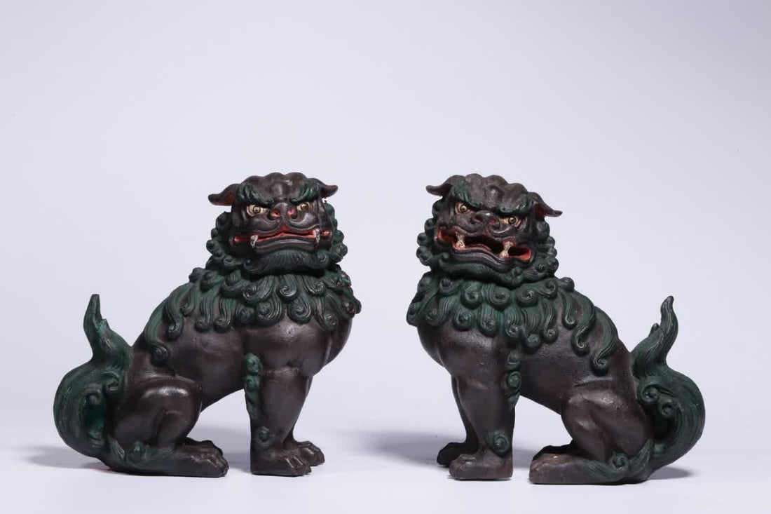 A pair of Qing Dynasty lacquered iron lion ornaments: Qing Dynasty lacquered iron lion ornaments SIZE: H:13cm L:13cm W:7cm W:1692g (The Dimensions Of All Batches Are Manually Measured.If You Need More Detailed Information, Please Contact Our Customer Ser