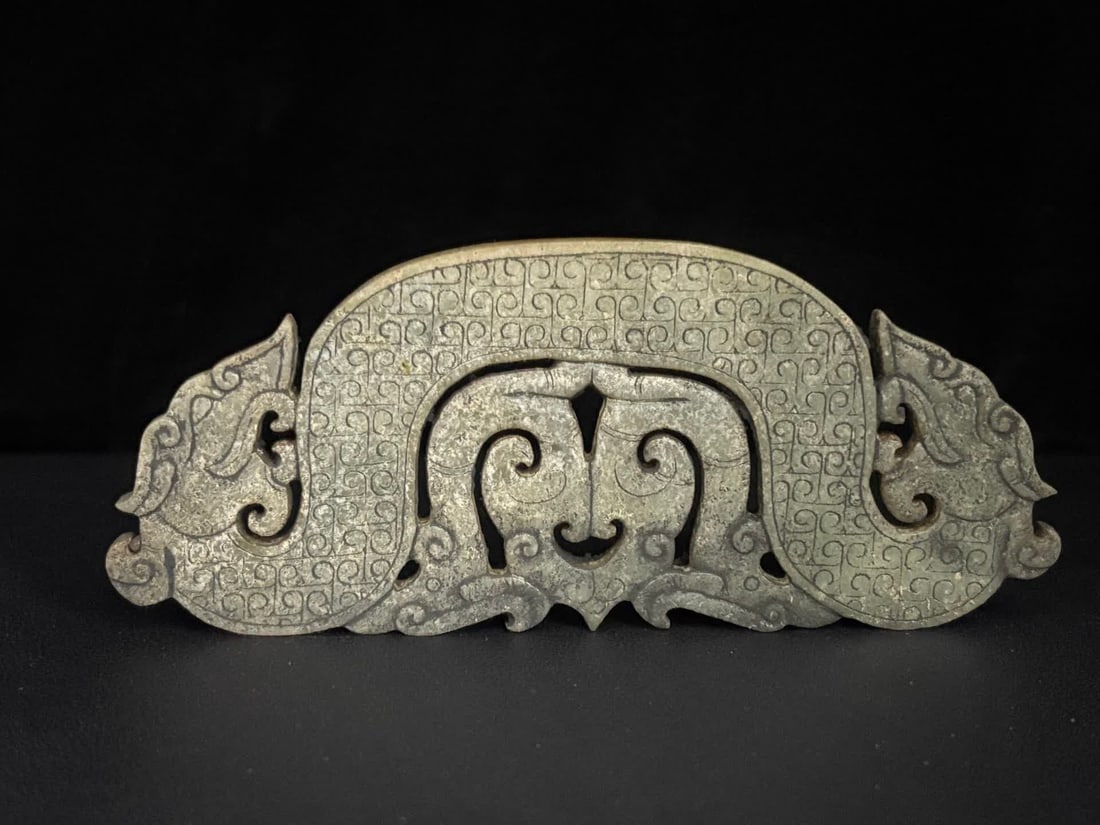 A Han Dynasty double dragon jade pendant: Han Dynasty double dragon jade pendant SIZE: 13.6x5.6x0.6cm W:95g (The Dimensions Of All Batches Are Manually Measured.If You Need More Detailed Information, Please Contact Our Customer Service Before