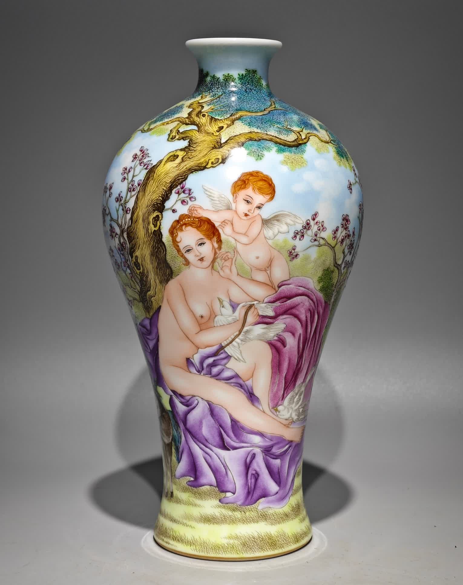 A Qianlong era Western color character story plum bottle: Qianlong year system Western color character story plum bottle SIZE: H: 22.6cm Belly D: 12cm (The Dimensions Of All Batches Are Manually Measured.If You Need More Detailed Information, Please Contact