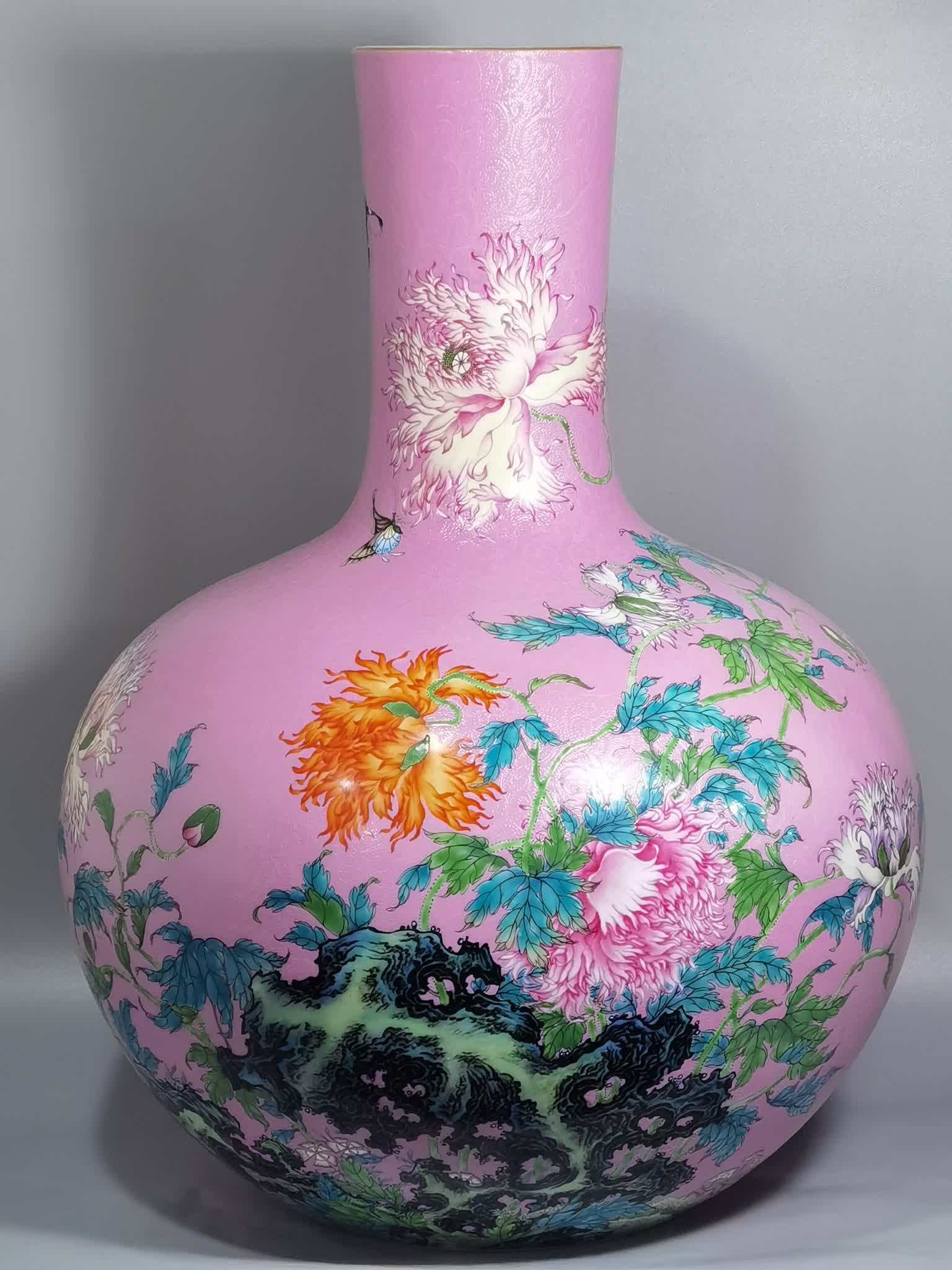 A Qing Dynasty palace powder rolling road anchovy pattern painting poppy pastel celestial ball vase: Qing Dynasty palace powder rolling road anchovy pattern painting poppy pastel heavenly ball vase SIZE: Wealth and longevity H: 52cm Belly diameter 38.5cm (The Dimensions Of All Batches Are Manually Me