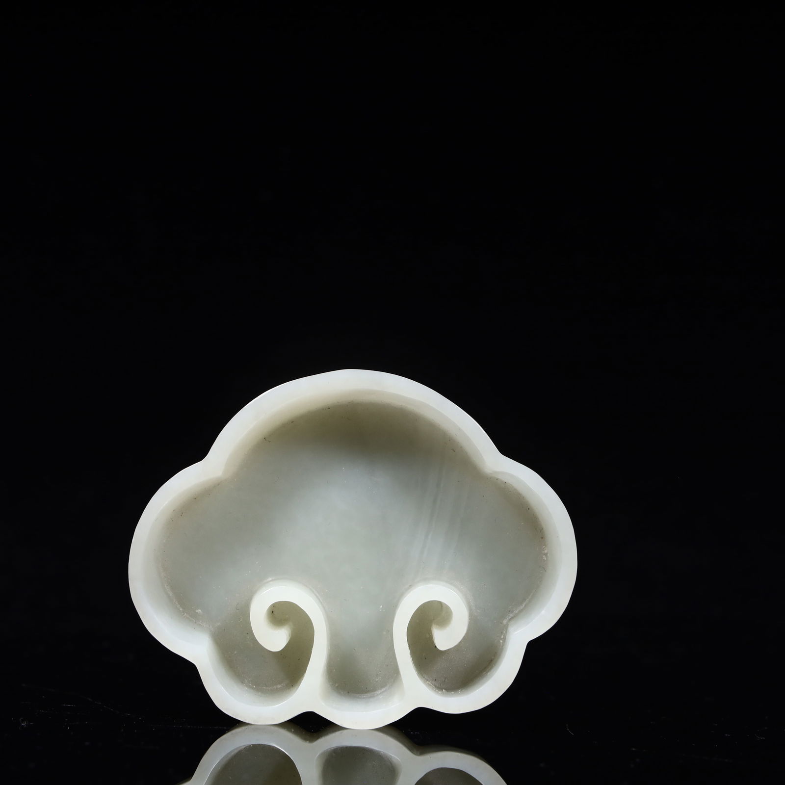 A piece of Hetian jade ruyi brush wash: Hetian jade ruyi pen wash SIZE: L:7cm W:6cm H:2cm W:83g (The Dimensions Of All Batches Are Manually Measured.If You Need More Detailed Information, Please Contact Our Customer Service Before Bidding.)