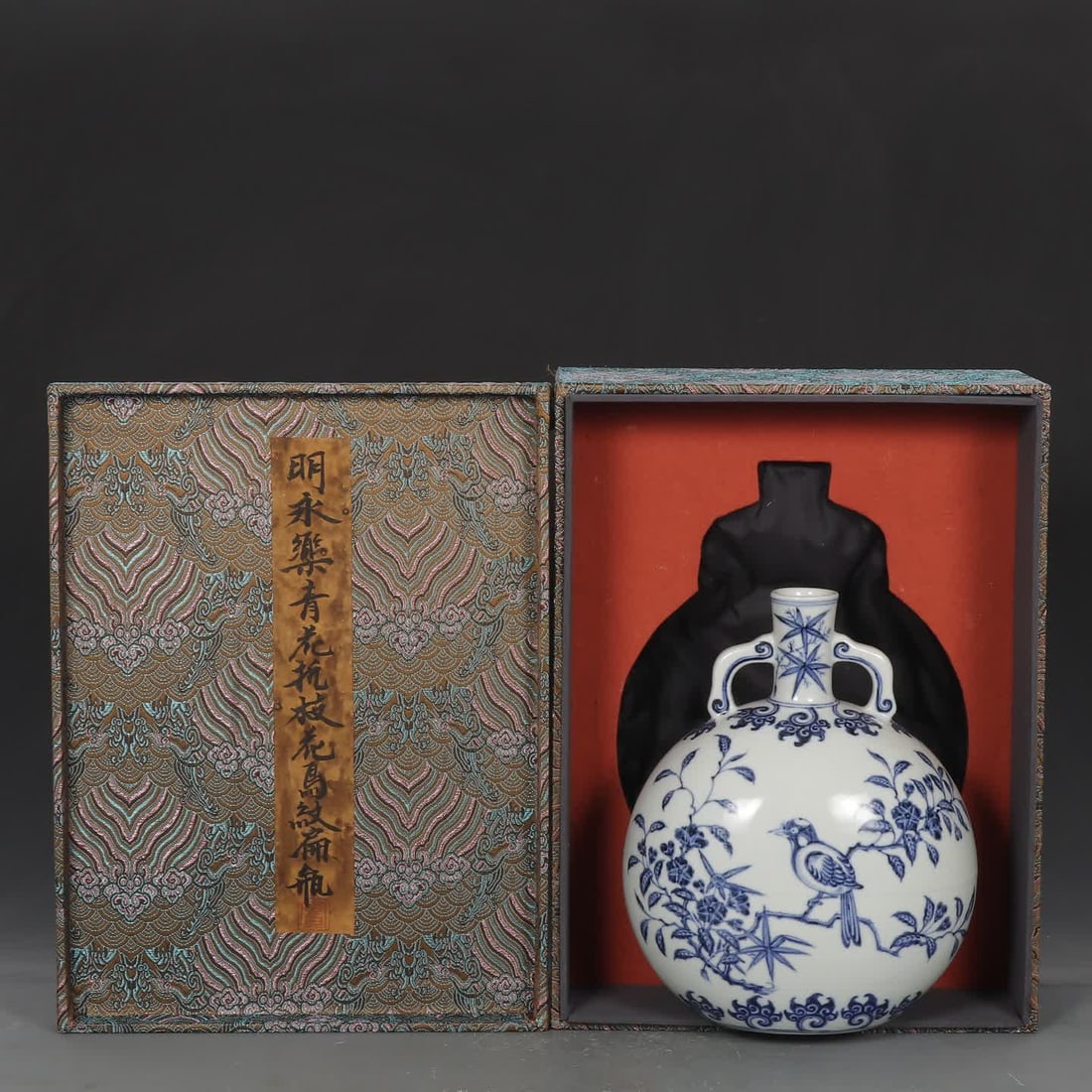 A Ming Yongle blue and white broken branch flower and bird pattern flat bottle: Ming Yongle blue and white broken branch flower and bird pattern flat vase SIZE: H: 27cm mouthD: 4cm Belly diameter 21.5cm (The Dimensions Of All Batches Are Manually Measured.If You Need More Detaile