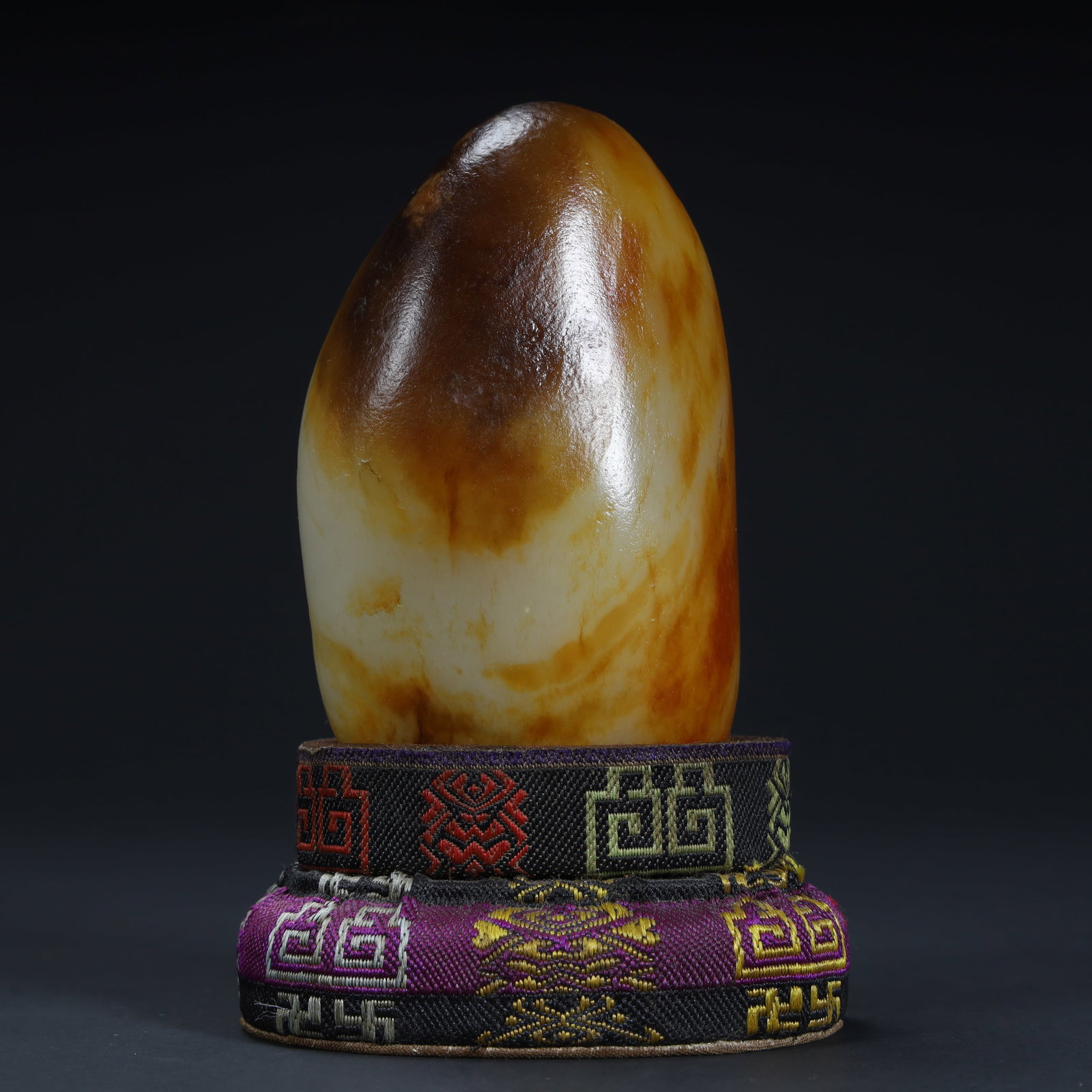 A Qing Dynasty Hetian jade seed ornament: Qing Dynasty Hetian jade seed ornaments SIZE: H:9.5cm L:5.5cm W:3.5cm W:319g (The Dimensions Of All Batches Are Manually Measured.If You Need More Detailed Information, Please Contact Our Customer Ser