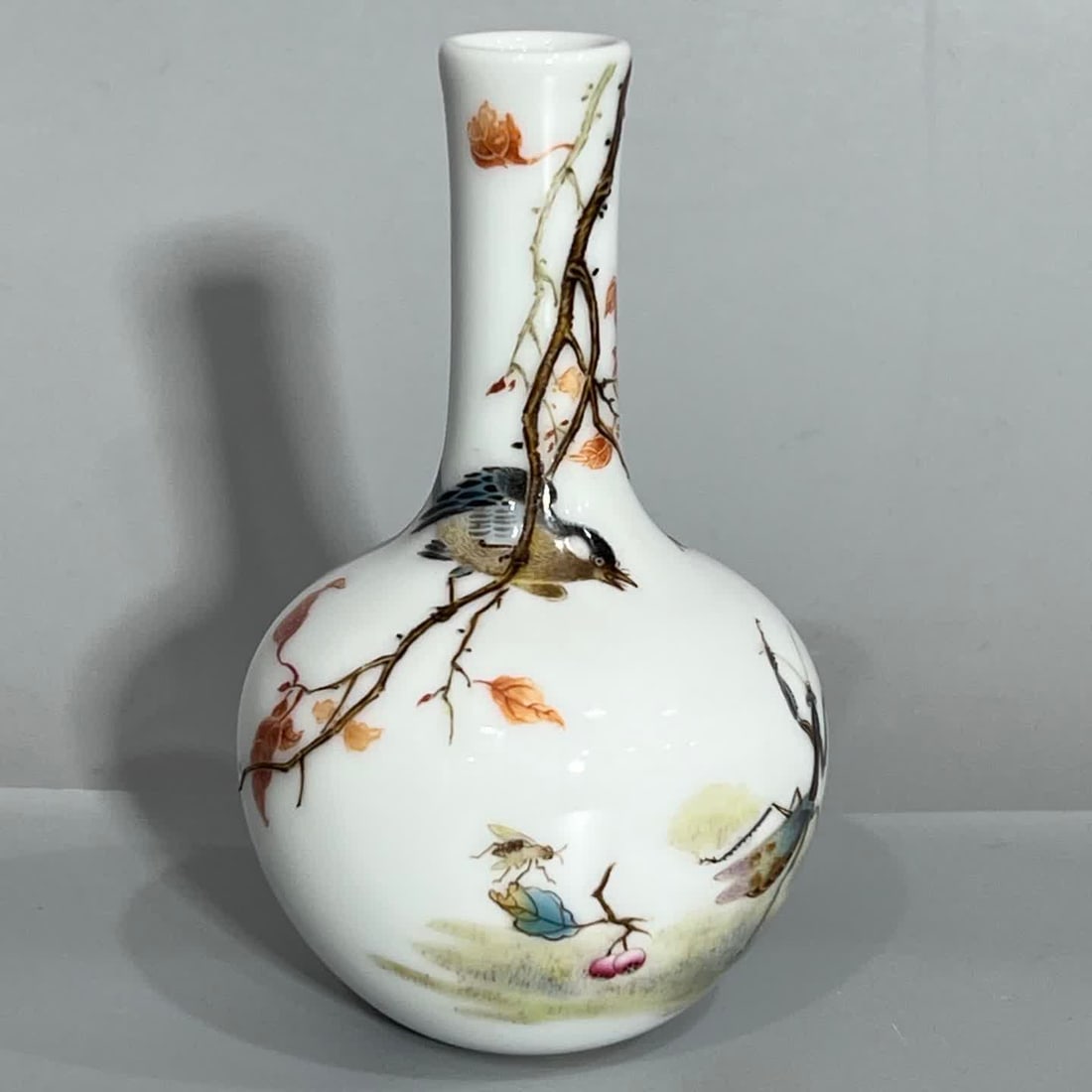 A small celestial globe vase of enamel colorful flowers in the Qing Yongzheng Year: Qing Yongzheng year enamel colorful flower small sky ball vase SIZE: H: 10.2cm Belly diameter 6cm (The Dimensions Of All Batches Are Manually Measured.If You Need More Detailed Information, Please Con
