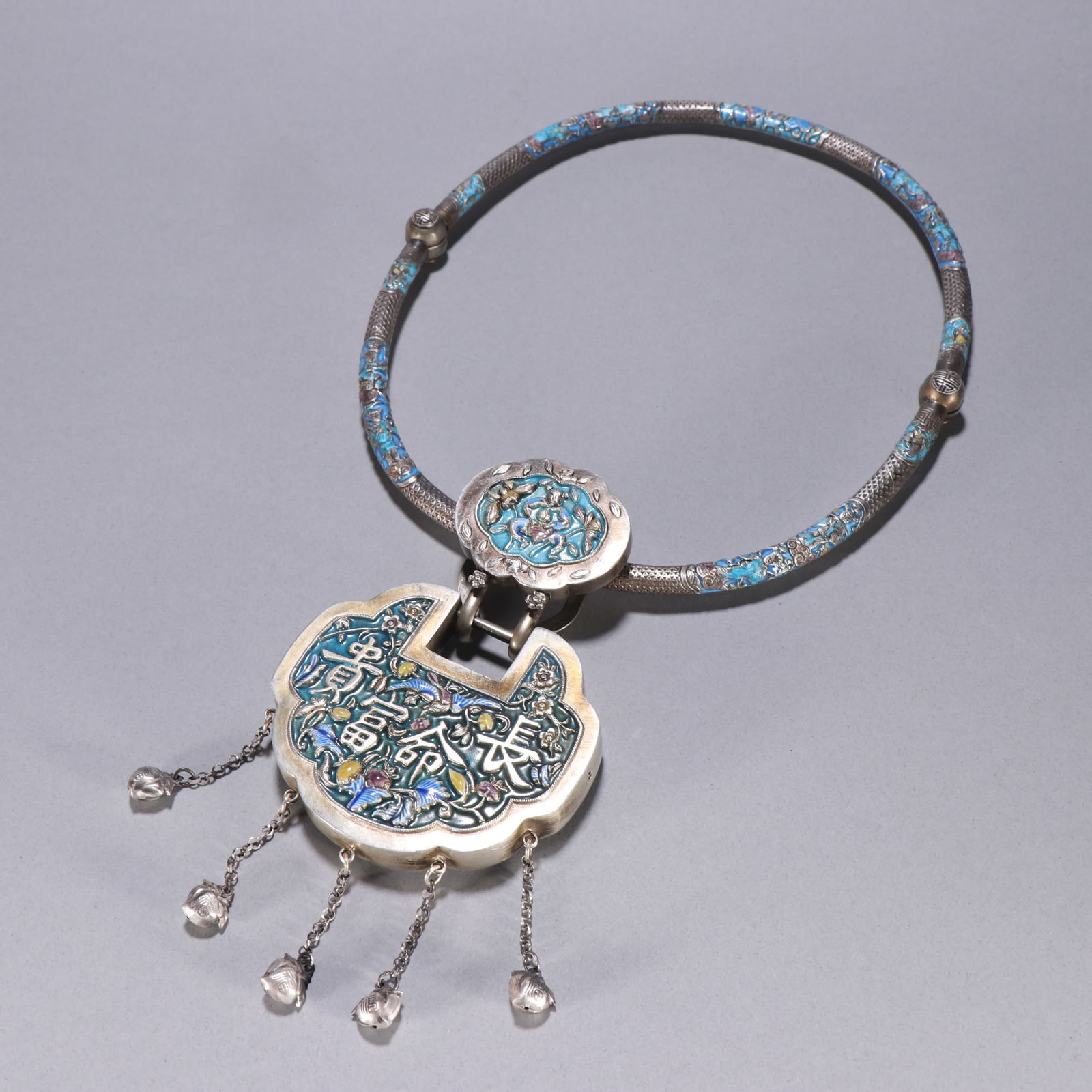 A piece of Qing Dynasty sterling silver baked blue long life rich kneeling collar lock: Qing Dynasty sterling silver baked blue long life rich kneeling collar lock SIZE: L:31cm W:16.3cm W:230g (The Dimensions Of All Batches Are Manually Measured.If You Need More Detailed Information, Ple
