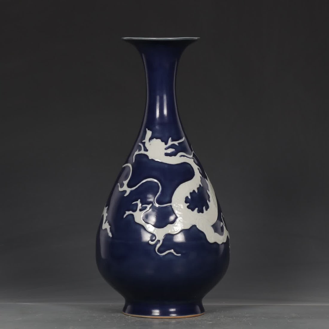 A Yuan Dynasty blue white dragon pattern jade pot spring: Yuan Dynasty Ji Lan left a white dragon pattern jade pot spring SIZE: H: 30cm mouthD: 8.5cm Belly diameter 14.5cm (The Dimensions Of All Batches Are Manually Measured.If You Need More Detailed Informa