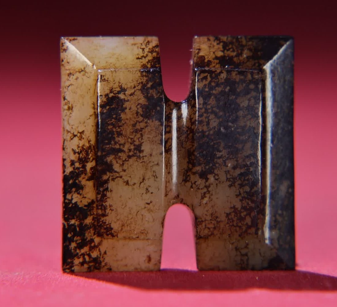 A Han Dynasty jade ripe pit mercury Qin I-word pendant: Han Dynasty jade ripe pit mercury Qin Gongzi pendant SIZE: 32x32x8mm W:17g (The Dimensions Of All Batches Are Manually Measured.If You Need More Detailed Information, Please Contact Our Customer Servi