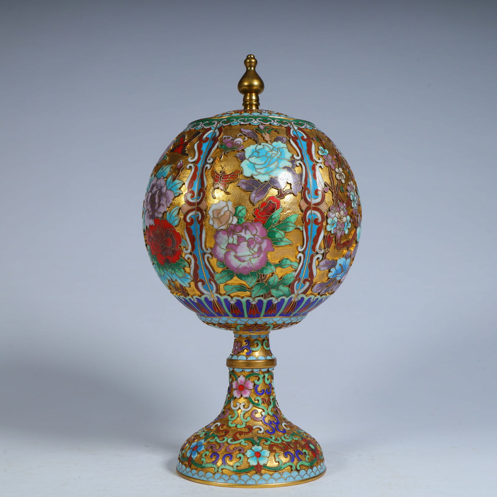 A copper tire cloisonné enamel gilt floral pattern smoker: Copper tire cloisonné enamel gilt floral pattern smoker SIZE: H:26cm L:12.5cm W:12.5cm W:766g (The Dimensions Of All Batches Are Manually Measured.If You Need More Detailed Information, Please Contac