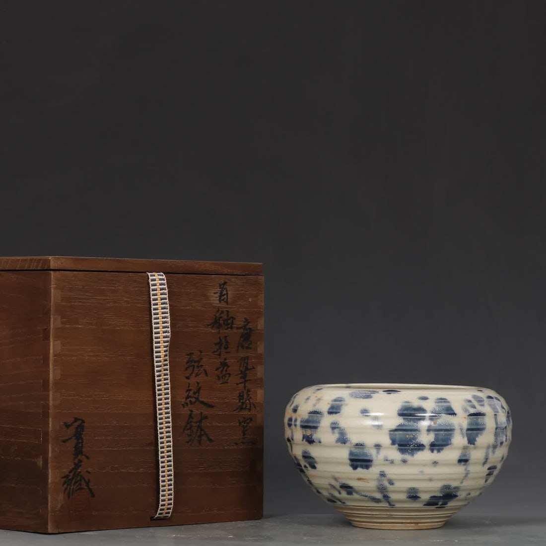 A white glaze hanging blue string pattern bowl in Tanggong County kiln: Tang Gong County kiln white glaze hanging blue string pattern bowl SIZE: H: 9.8cm mouthD: 10.8cm Belly diameter 15.5cm (The Dimensions Of All Batches Are Manually Measured.If You Need More