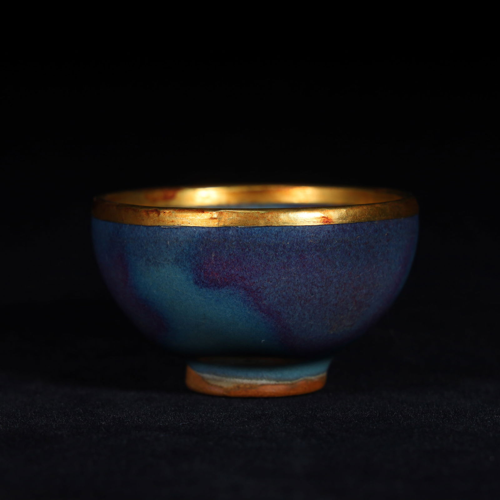 A silver gilt bowl with a silver gilt bowl at the edge of the Jun kiln in the Song Dynasty: Song Dynasty Jun kiln side mouth wrapped silver gilt bowl SIZE: H:4cm W:6.5cm W:83g (The Dimensions Of All Batches Are Manually Measured.If You Need More Detailed Information, Please Contact Our Custo