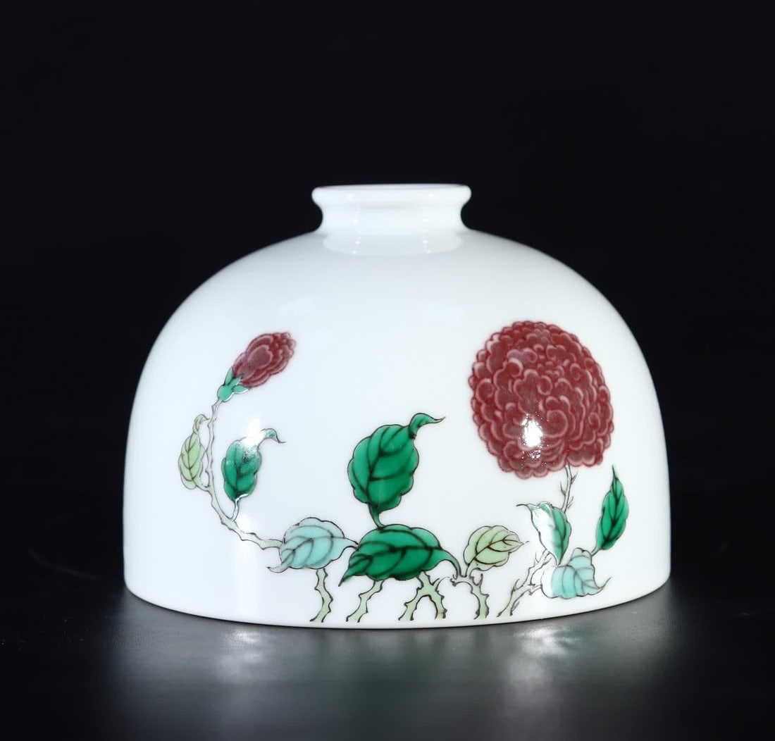 A Qing Dynasty multicolored glazed red Taibai bottle: Qing Dynasty colorful glaze red Taibai bottle SIZE: H: 9.5cm Belly diameter 12cm (The Dimensions Of All Batches Are Manually Measured.If You Need More Detailed Information, Please Contact Our