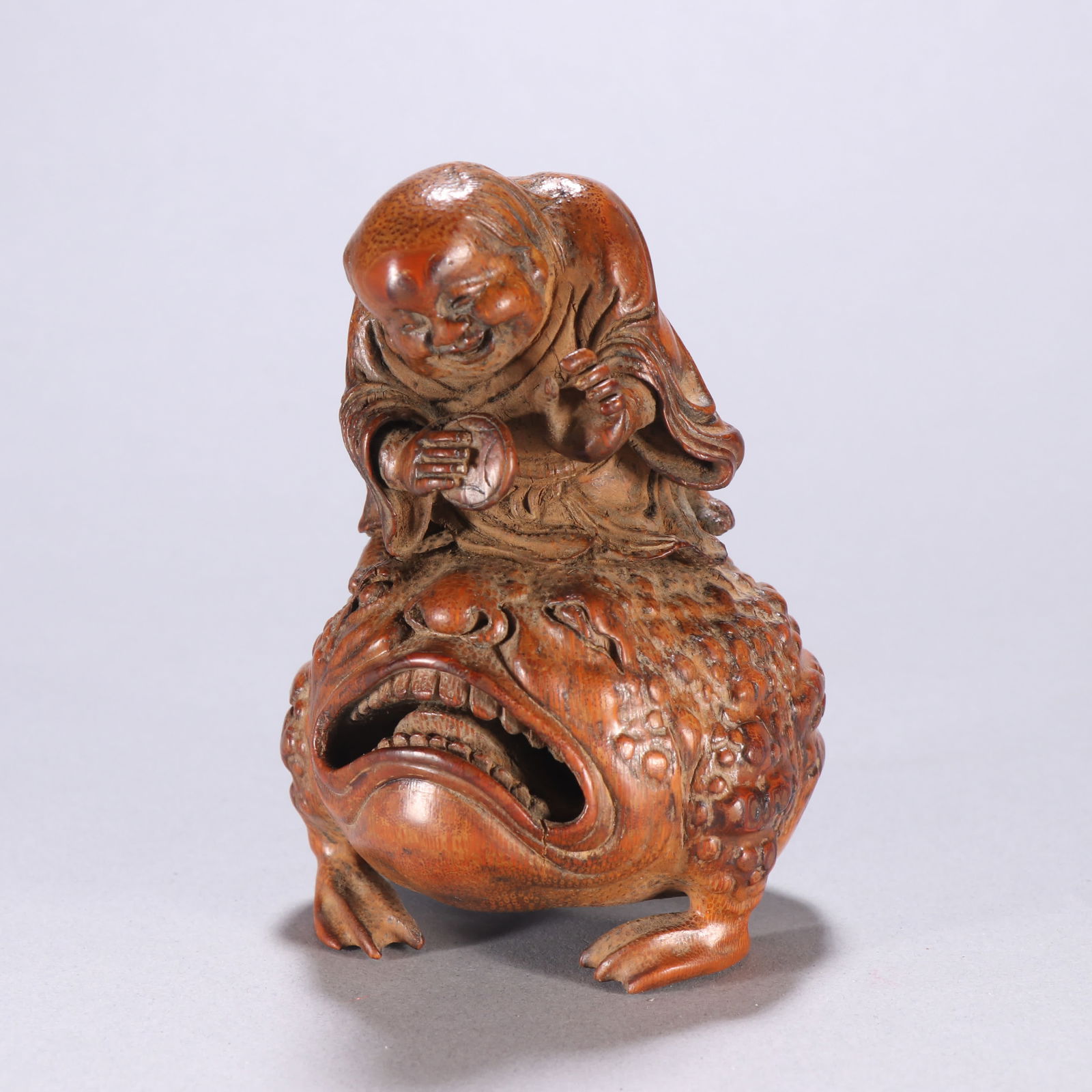 A Qing Dynasty bamboo carving bangs play golden toad statue: Qing Dynasty bamboo carving bangs play golden toad statue SIZE: H:10.4cm W:7cm W:111.4g (The Dimensions Of All Batches Are Manually Measured.If You Need More Detailed Information, Please Contact Our C