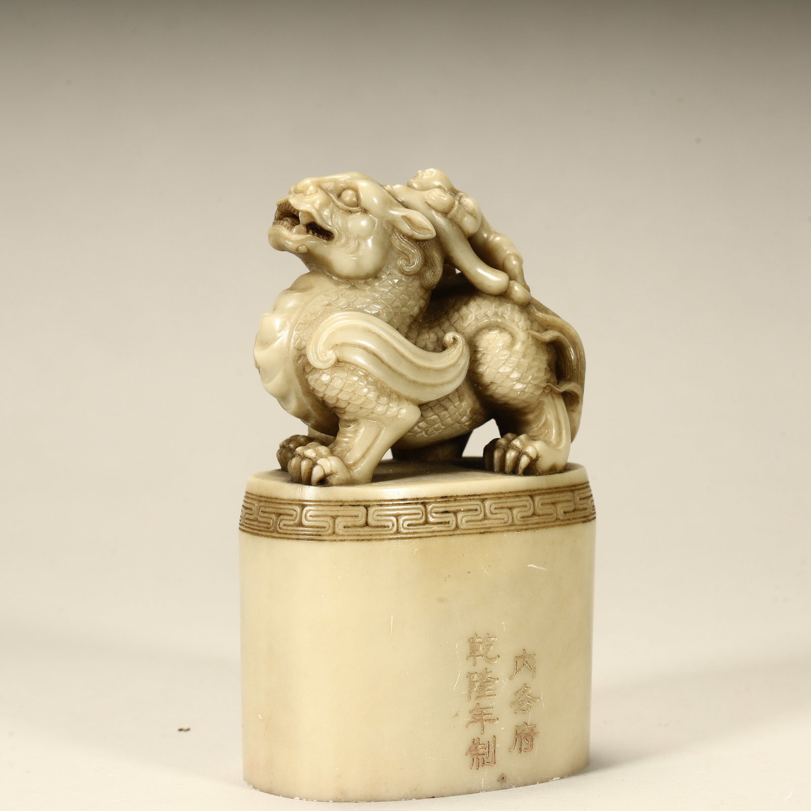 A Qing Dynasty fine Shoushan stone auspicious beast seal: Qing Dynasty boutique Shoushan stone auspicious beast seal SIZE: H:9.5cm L:5.7cm W:3.8cm W:303g (The Dimensions Of All Batches Are Manually Measured.If You Need More Detailed Information, Please Conta