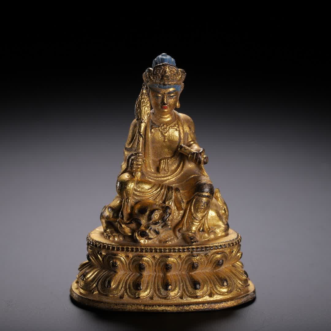A bronze gilt Buddha statue of the Qing Dynasty: Qing Dynasty copper gilt Buddha statue SIZE: L:5cm W:3.5cm H:6.5cm W:130g (The Dimensions Of All Batches Are Manually Measured.If You Need More Detailed Information, Please Contact Our Customer Servic
