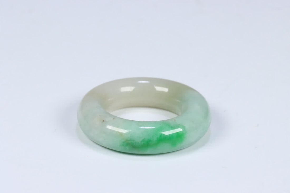 A Qing Dynasty old jadeite plain pattern cassock ring - 3