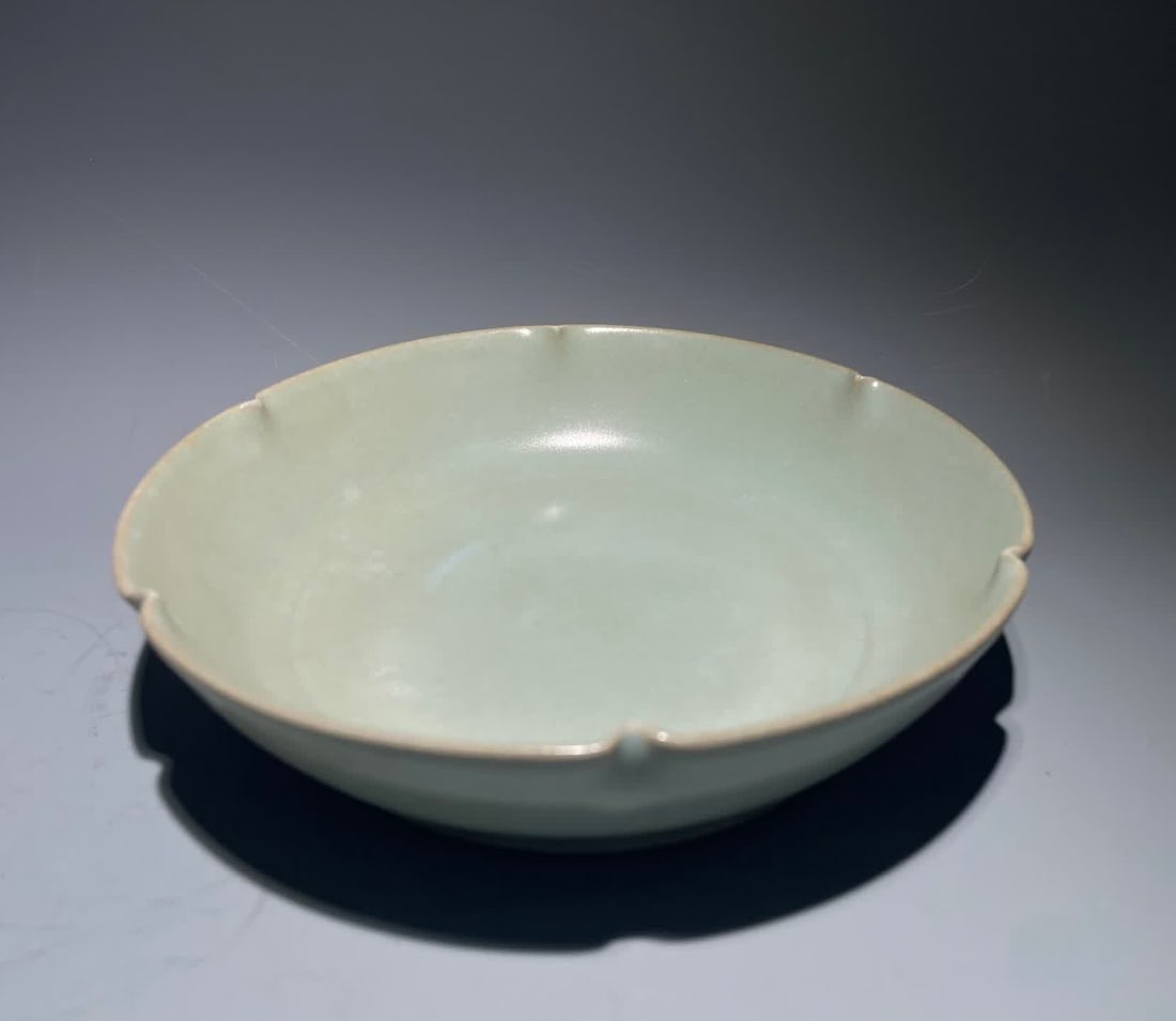 A Song Dynasty Ru porcelain flower mouth cup: Song Dynasty Ru porcelain flower mouth cup SIZE: H:4cm mouthD:14cm Bottom diameter 10cm (The Dimensions Of All Batches Are Manually Measured.If You Need More Detailed Information, Please Contact Our C