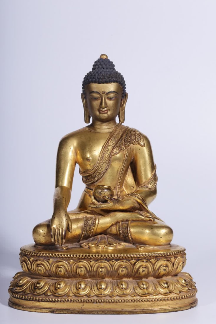 A seated statue of Shakyamuni Buddha in copper gilt in the Qing Dynasty: Qing Dynasty copper gilt seated statue of Shakyamuni Buddha SIZE: H:20cm L:15cm W:10cm W:1122g (The Dimensions Of All Batches Are Manually Measured.If You Need More Detailed Information, Please Contac