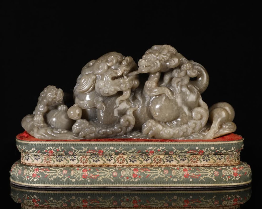A carving of a Shoushan stone lion from the Qing Dynasty: Shoushan stone lion carving in the Qing Dynasty SIZE: W:1705g H:11cm W:23.5cm (The Dimensions Of All Batches Are Manually Measured.If You Need More Detailed Information, Please Contact Our Customer Se