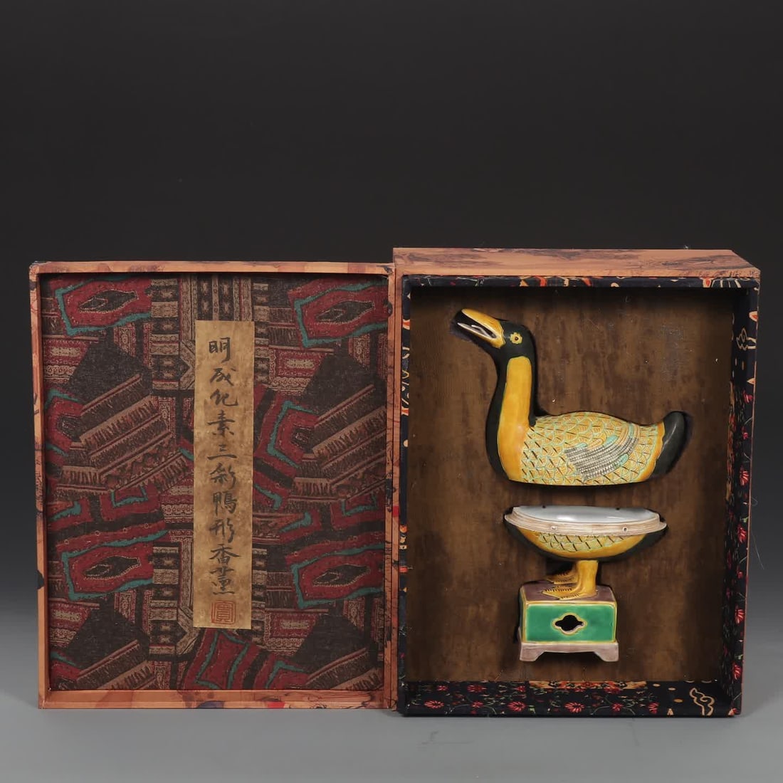 A piece of Ming Chenghuasu three-color duck-shaped aromatherapy: Ming Chenghua three-color duck-shaped aromatherapy SIZE: H:26cm mouthD:14cm D:20cm (The Dimensions Of All Batches Are Manually Measured.If You Need More Detailed Information, Please Contact Our Custom