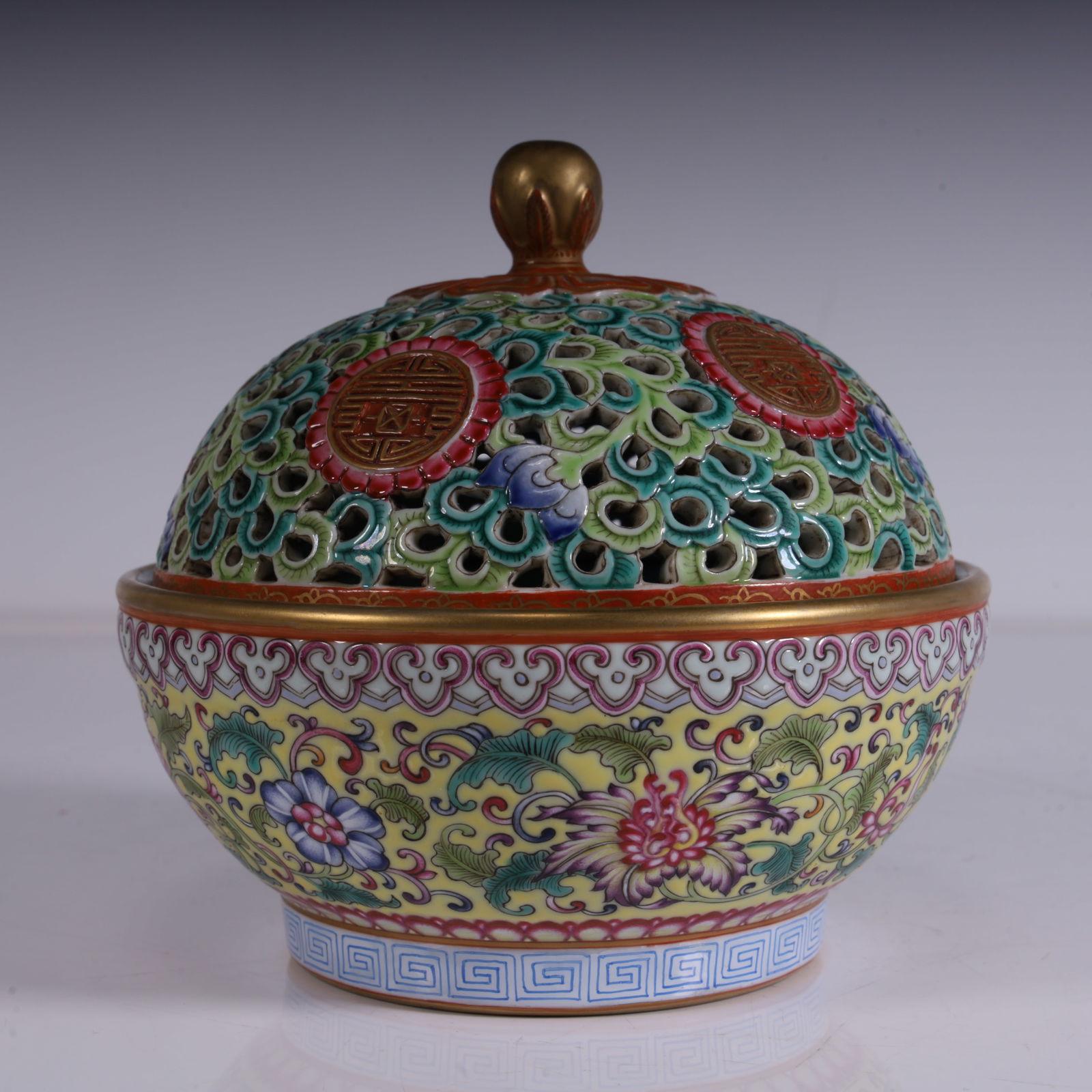 A Qing Qianlong enamel color longevity character aromatherapy stove: Qing Qianlong enamel color longevity character aromatherapy stove SIZE: L:13.5cm H:12.5cm W:750g (The Dimensions Of All Batches Are Manually Measured.If You Need More Detailed Information, Please Cont