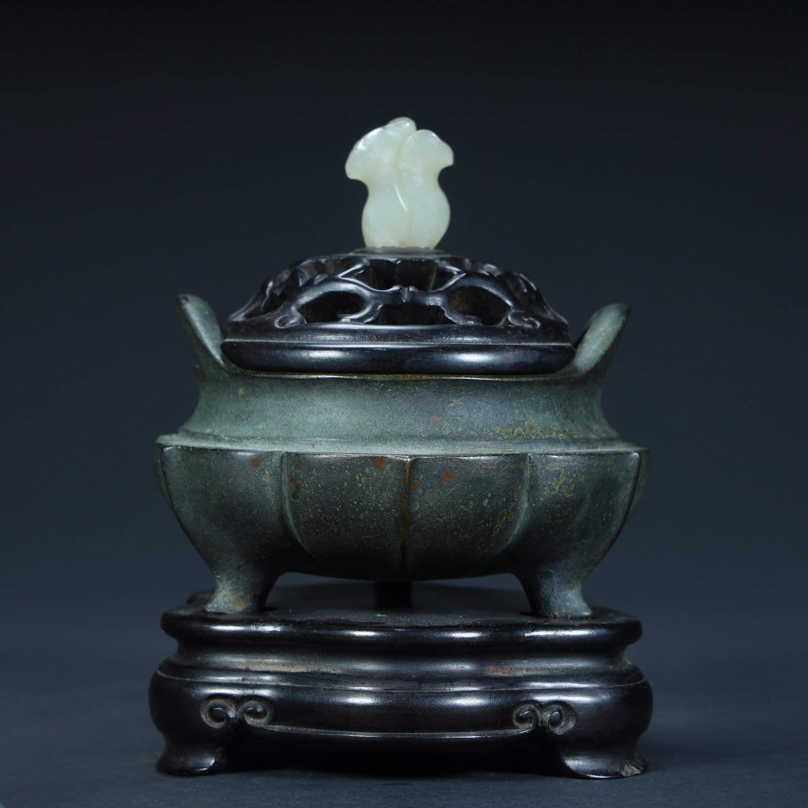 A Qing Dynasty copper okra green-glazed melon ridge three-legged aromatherapy stove: Qing Dynasty copper okra green glazed melon edge three-legged aroma burner SIZE: H:11.5cm L:9.5cm W:9cm W:697g (The Dimensions Of All Batches Are Manually Measured.If You Need More Detailed Informatio