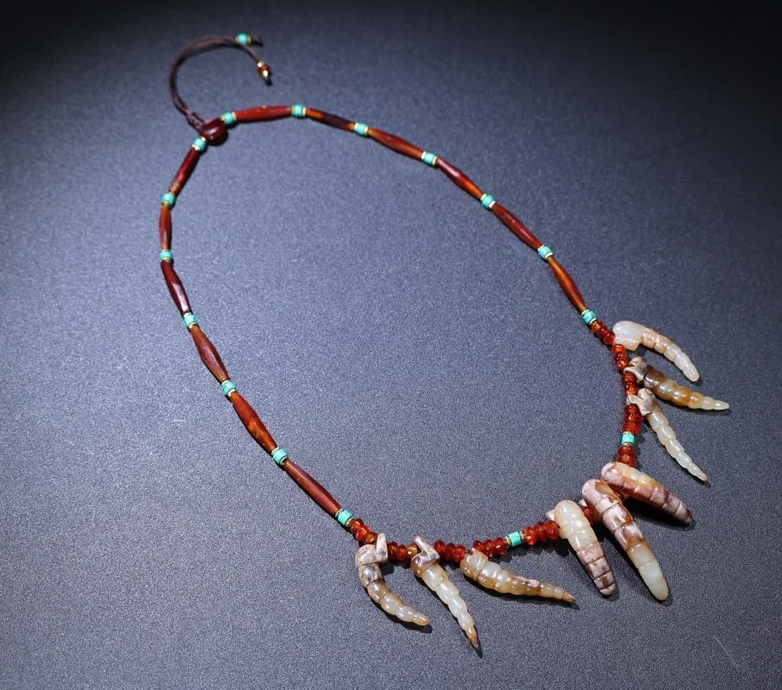 A Han Dynasty jade silkworm chrysalis with agate charms: Han Dynasty jade silkworm chrysalis with agate charms SIZE: L: Bead diameter 27x5mm Dish beads 6mm Jade silkworm 47x9x15mm Total W: 69g (The Dimensions Of All Batches Are Manually Measured.If You Need