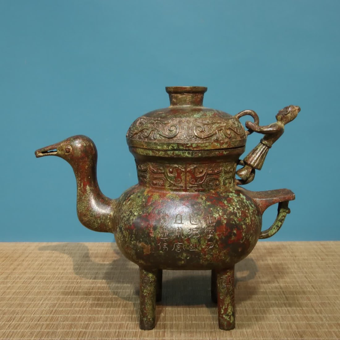 A bronze duckbill pot: Bronze hadbill pot SIZE: L:28cm W:16cm H:26cm W:2.95kg (The Dimensions Of All Batches Are Manually Measured.If You Need More Detailed Information, Please Contact Our Customer Service Before Bidding.)