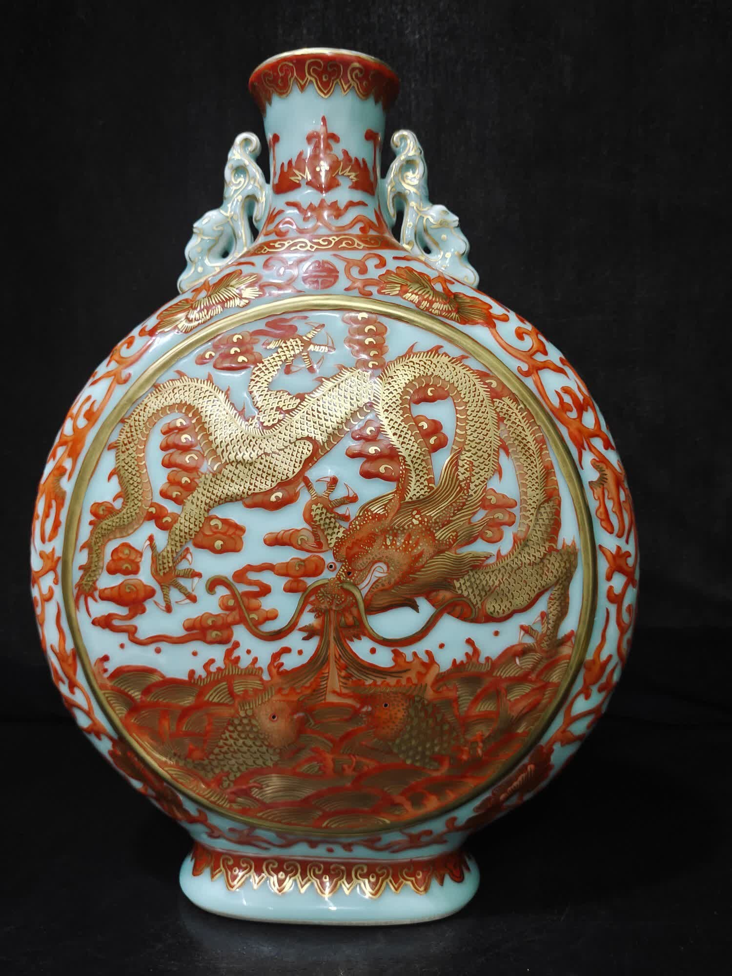 A piece of Qing Qing Dynasty Qing Dynasty bean celadon glazed gold-painted carp leaping dragon gate: The Qing Dynasty Qing Dynasty bean celadon painted with gold carp leaps over the dragon gate and holds the moon SIZE: H: 37cm Belly diameter 27H: mouthD: 7cm (The Dimensions Of All Batches Are Manuall