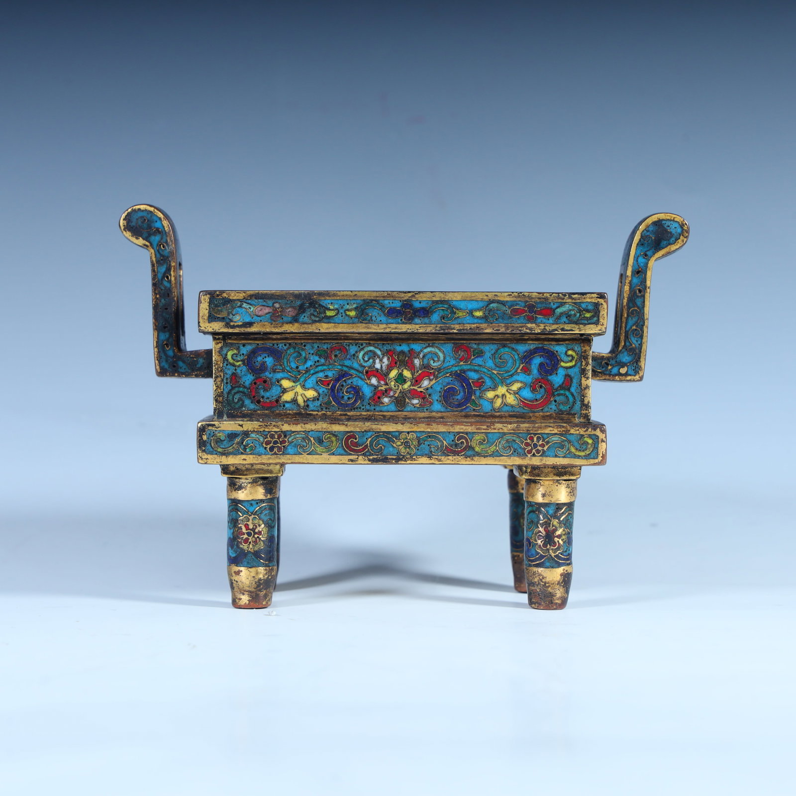 A Qing Dynasty cloisonné gilt incense burner: Qing Dynasty cloisonné gilt incense burner SIZE: H:9.5cm L:13.6cm W:6.6cm W:653.8g (The Dimensions Of All Batches Are Manually Measured.If You Need More Detailed Information, Please Contact Our Custo