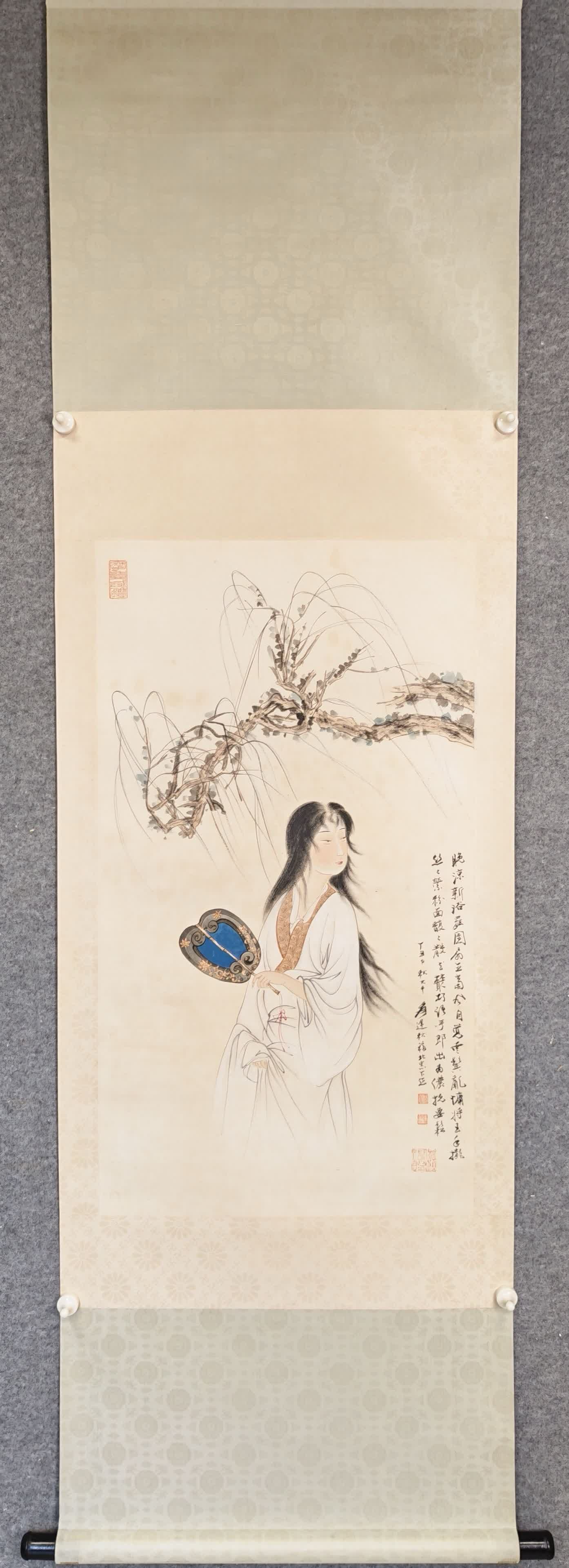 A paper lady vertical scroll of Zhang Daqian: Zhang Daqian's paper lady vertical axis SIZE: Painting Core52x94cm (The Dimensions Of All Batches Are Manually Measured.If You Need More Detailed Information, Please Contact Our Customer Service Befor