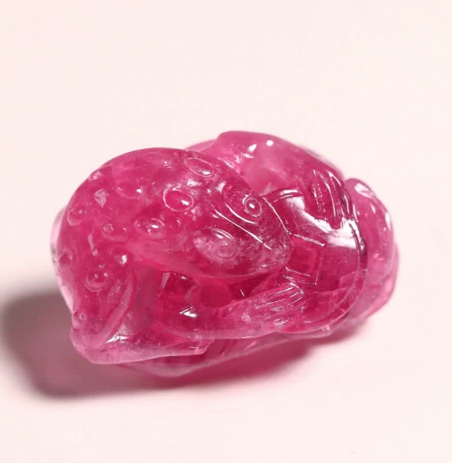 A Qing Dynasty double peach tourmaline gold toad pendant: Qing Dynasty double peach tourmaline golden toad pendant is brightly colored and exquisitely carved three-legged golden toad carved with money, which means "attracting wealth and treasure" The back is