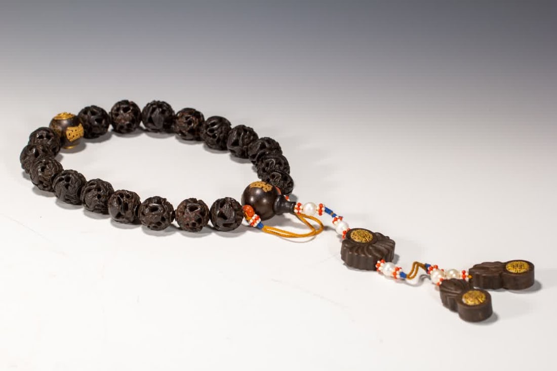 A piece of Qing Dynasty agarwood handheld: Qing Dynasty agarwood hand SIZE: L:2cm W:2cm (The Dimensions Of All Batches Are Manually Measured.If You Need More Detailed Information, Please Contact Our Customer Service Before Bidding.)