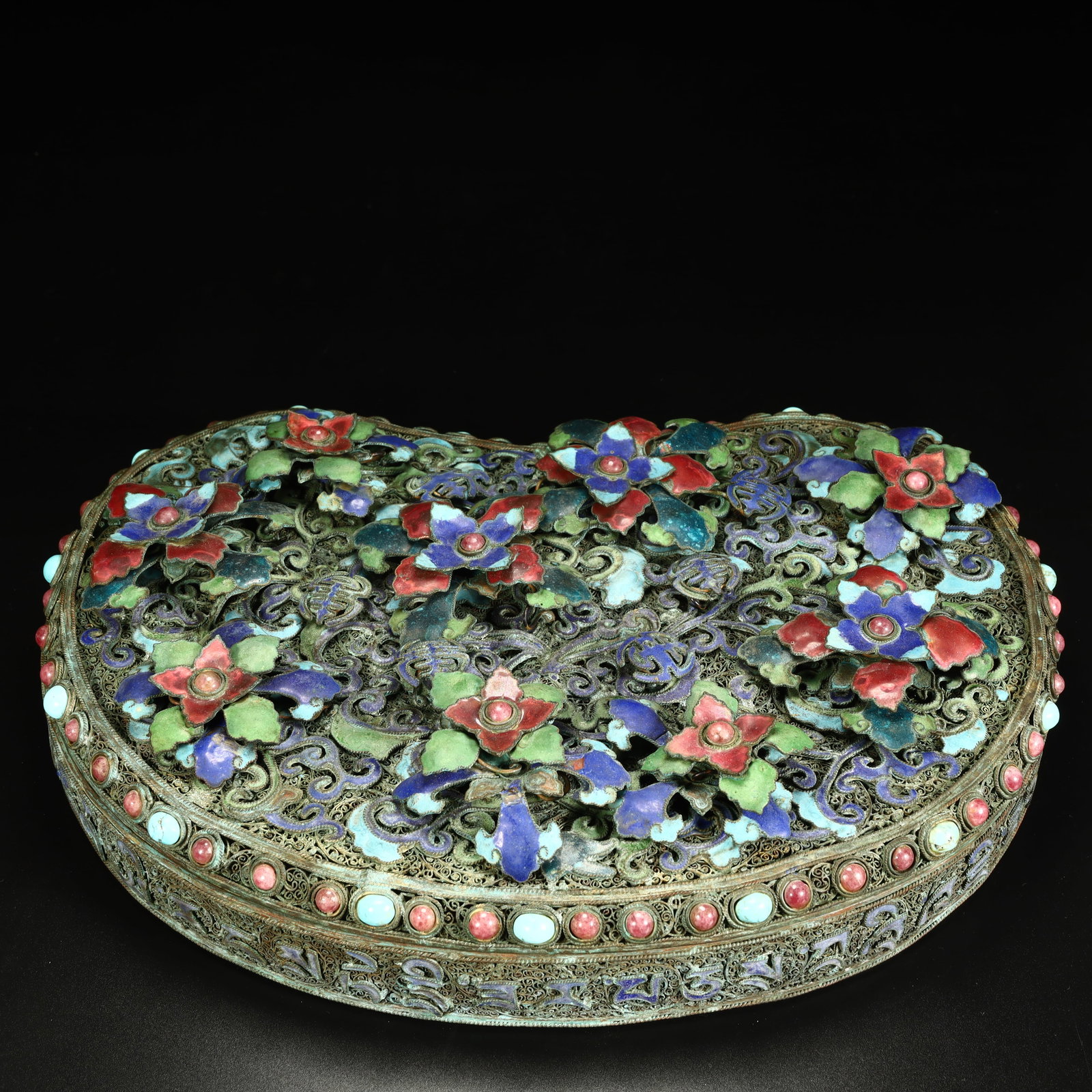 A Qing Dynasty sterling silver filigree baked blue inlaid gemstone flower lid box: Qing Dynasty sterling silver filigree baked blue inlaid gemstone flower lid box SIZE: H:6cm L:31cm W:20cm W:1.4kg (The Dimensions Of All Batches Are Manually Measured.If You Need More Detailed Informa