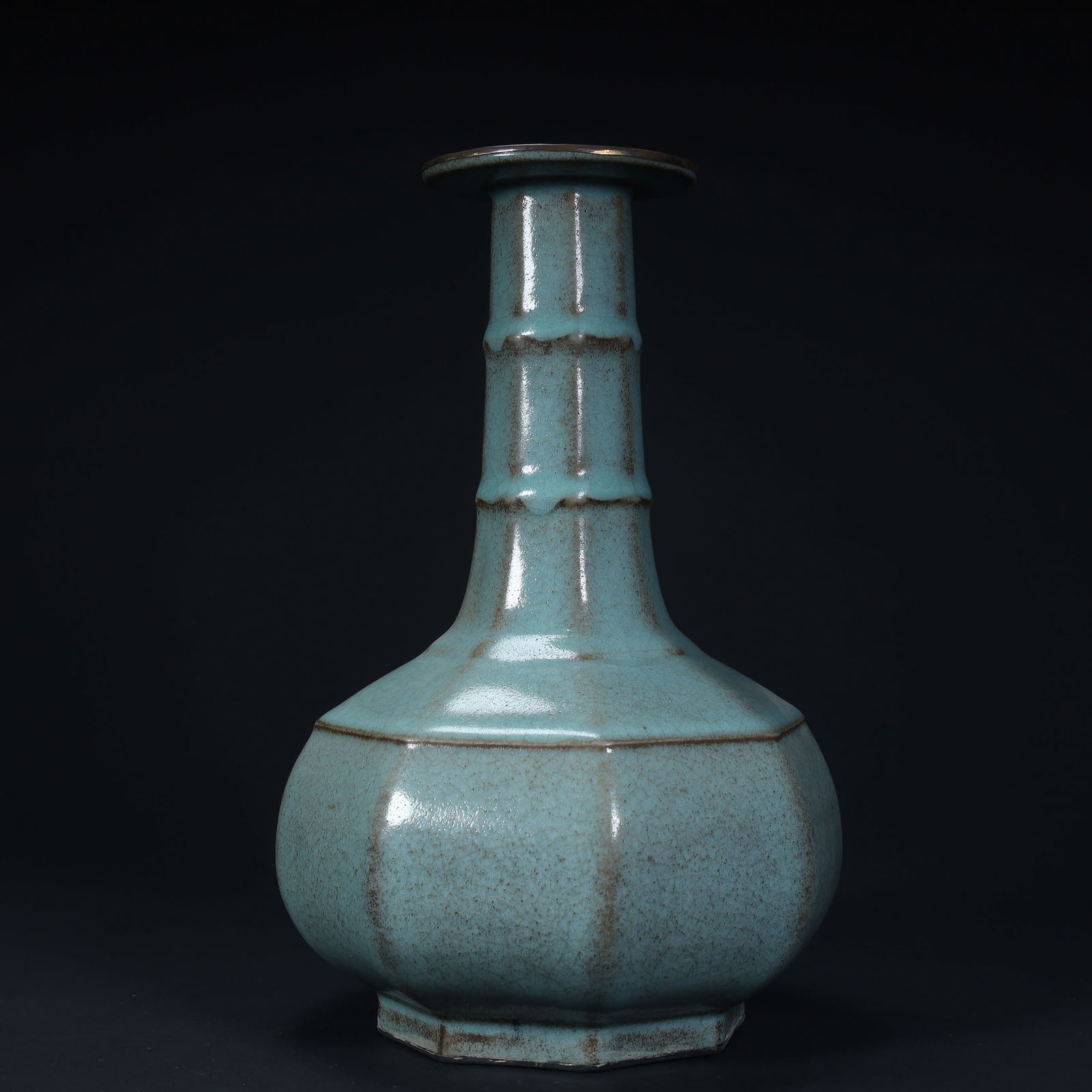 A Song Dynasty Ru kiln octagonal string pattern bottle (with gilt rim): Song Dynasty Ru kiln octagonal string pattern bottle (with gilt rim) SIZE: H:22cm L:13cm W:13cm W:634.6g (The Dimensions Of All Batches Are Manually Measured.If You Need More Detailed Information, Ple