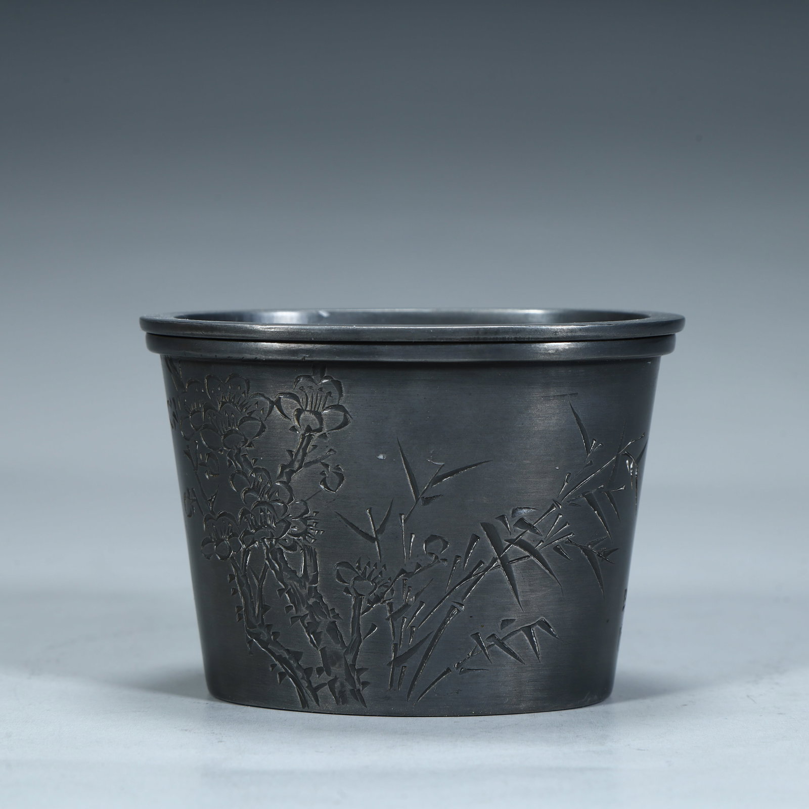 One by one, the late Qing Dynasty and the early Republic of China, Yang Yan's tin tire carved plum: Piece of Late Qing Dynasty and early Republic of China Yang Yan clan tin tire carved plum blossom poetry tea boat (pot contract) SIZE: H:6.3cm L:9cm W:6.8cm W:310g (The Dimensions Of All Batches Are M