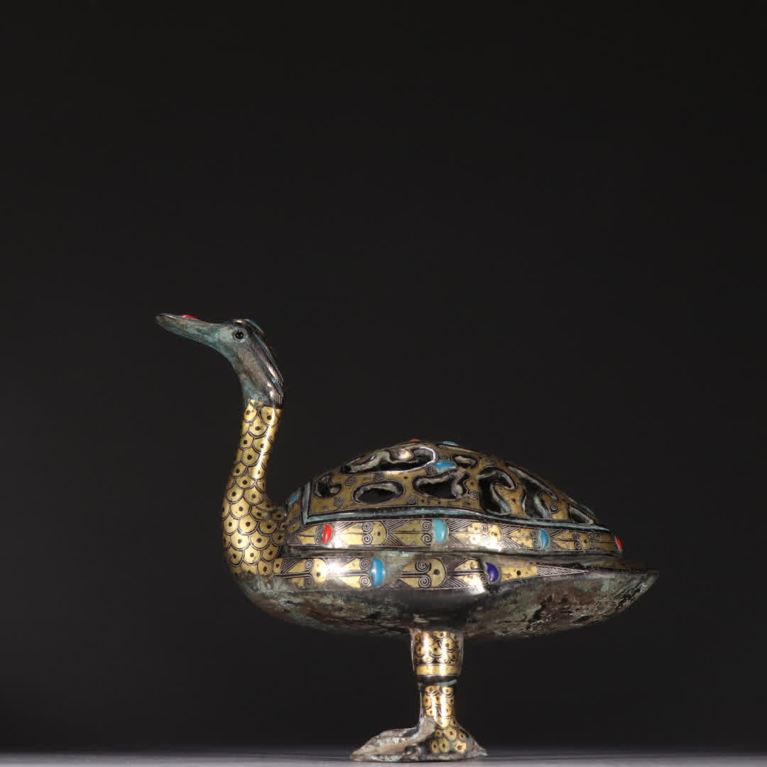 A Han Dynasty copper box gold and silver goose-shaped aroma burner: Han Dynasty copper box gold and silver goose-shaped aromatherapy stove SIZE: H:14.7cm W:17.2cm W:856.1g (The Dimensions Of All Batches Are Manually Measured.If You Need More Detailed Information, Plea