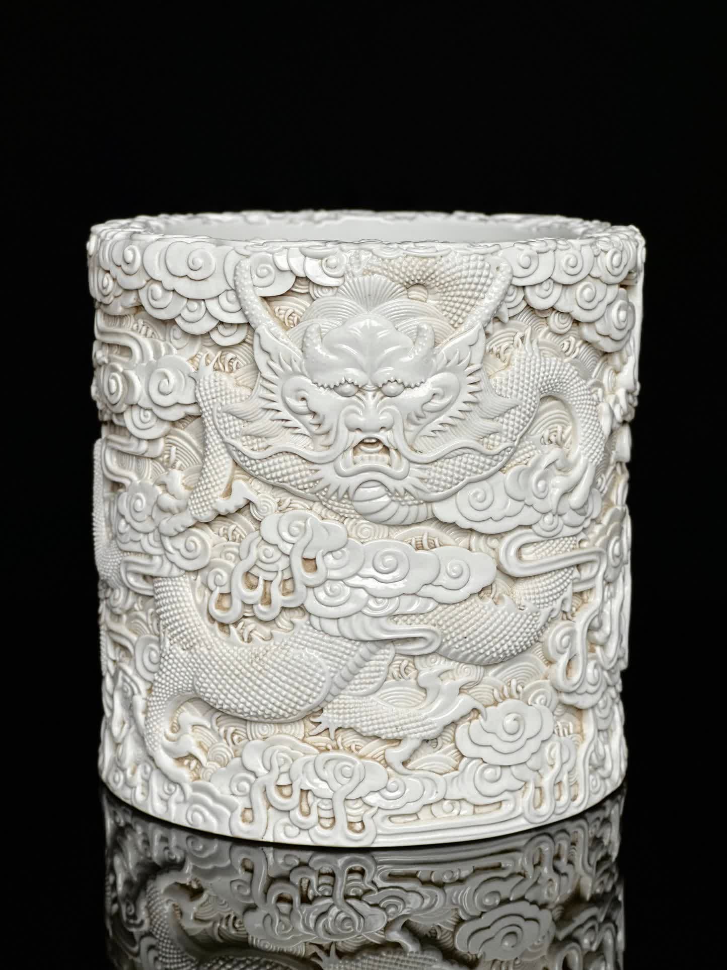 A piece of Yanqing building system embossed seawater double dragon auspicious pen holder: Yanqing building relief seawater double dragon auspicious pen holder SIZE: H: 18.1cm mouthD: 18cm Bottom diameter 17.7cm (The Dimensions Of All Batches Are Manually Measured.If You Need More Detailed