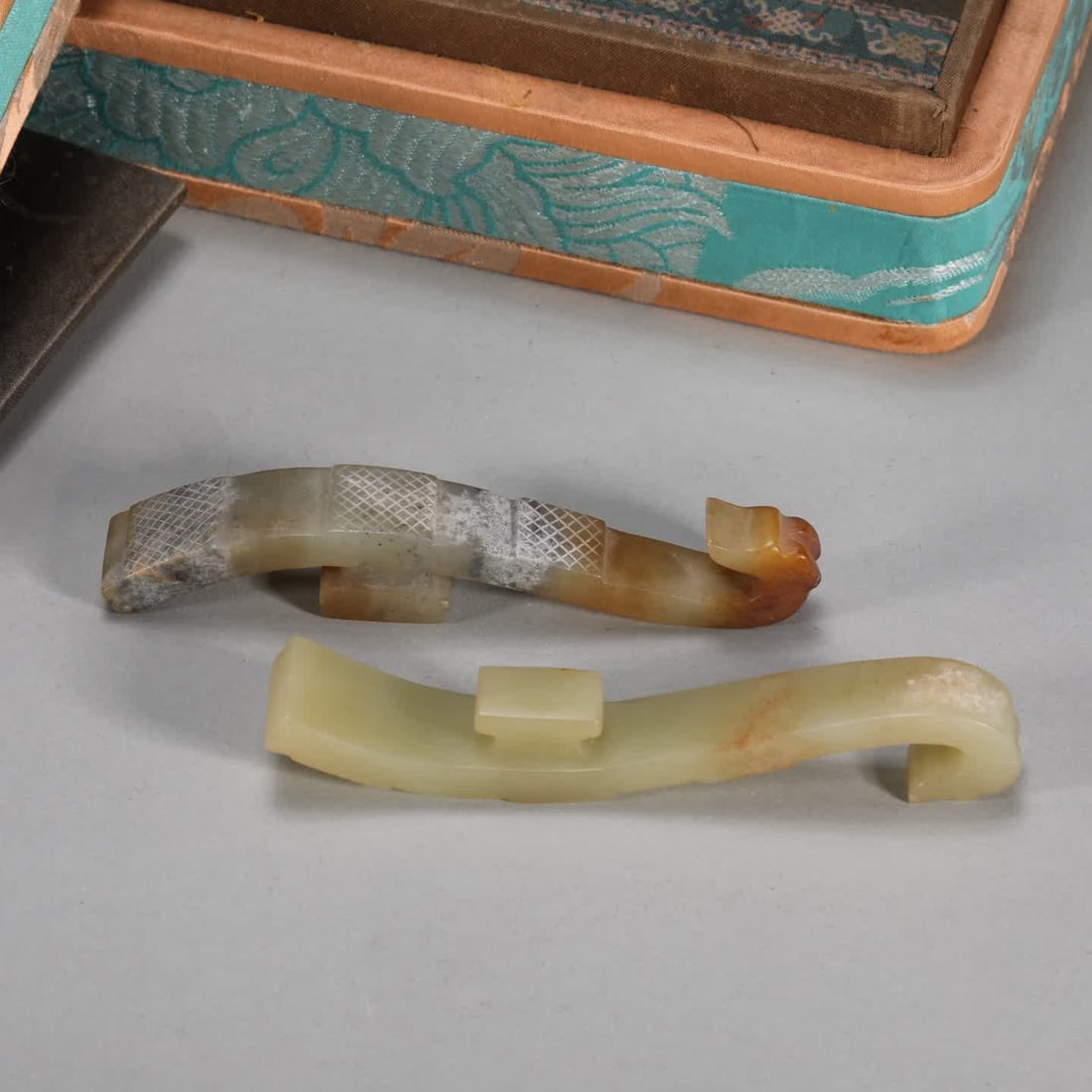 A pair of Qing Dynasty Hetian jade dragon belt hooks: Qing Dynasty Hetian jade dragon belt hook pair SIZE: L:10cm W:50g (The Dimensions Of All Batches Are Manually Measured.If You Need More Detailed Information, Please Contact Our Customer Service Before