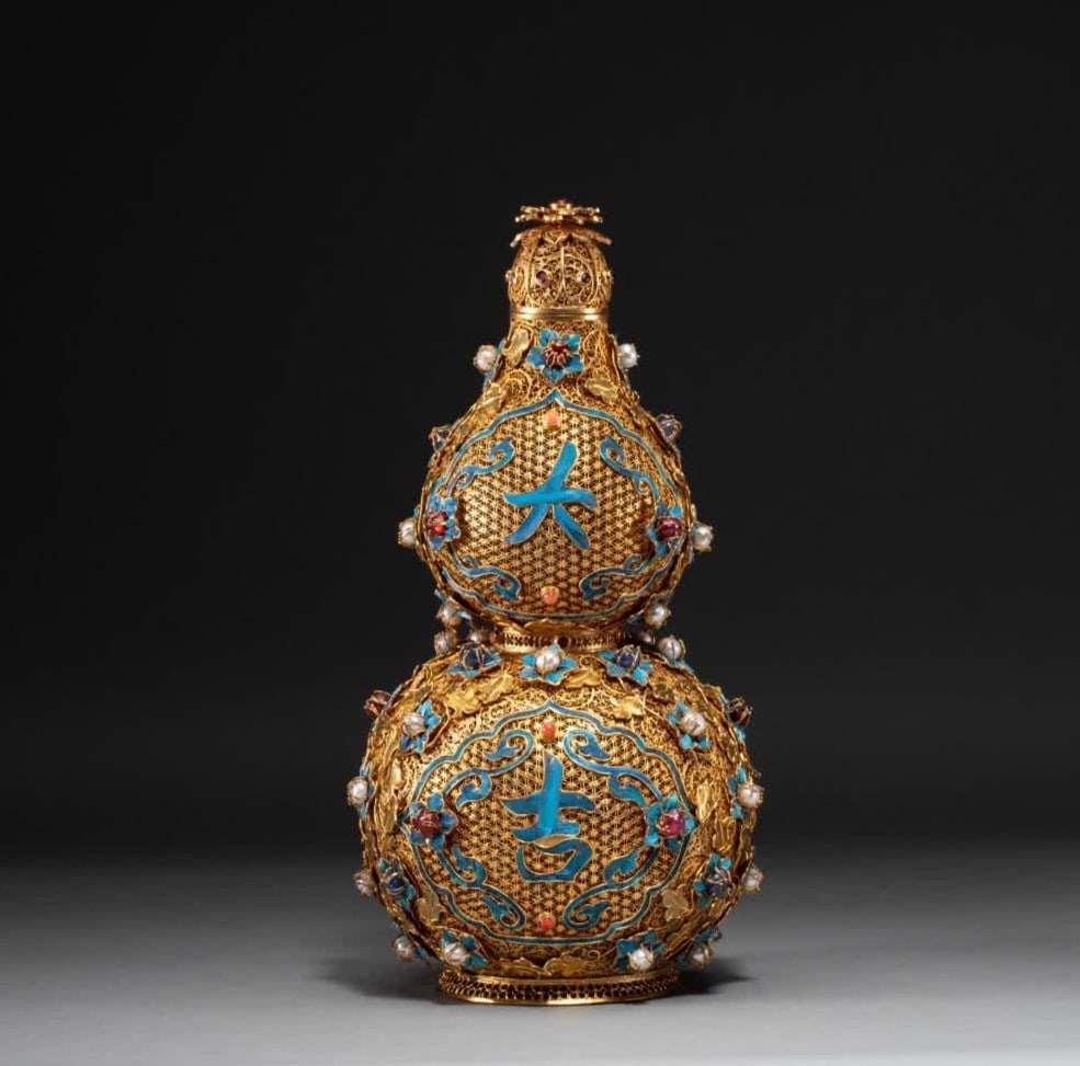 A Qing Dynasty silver filigree dotted emerald gemstone gourd: Qing Dynasty silver filigree dotted emerald inlaid gemstone gourd SIZE: H:25cm (The Dimensions Of All Batches Are Manually Measured.If You Need More Detailed Information, Please Contact Our Customer S