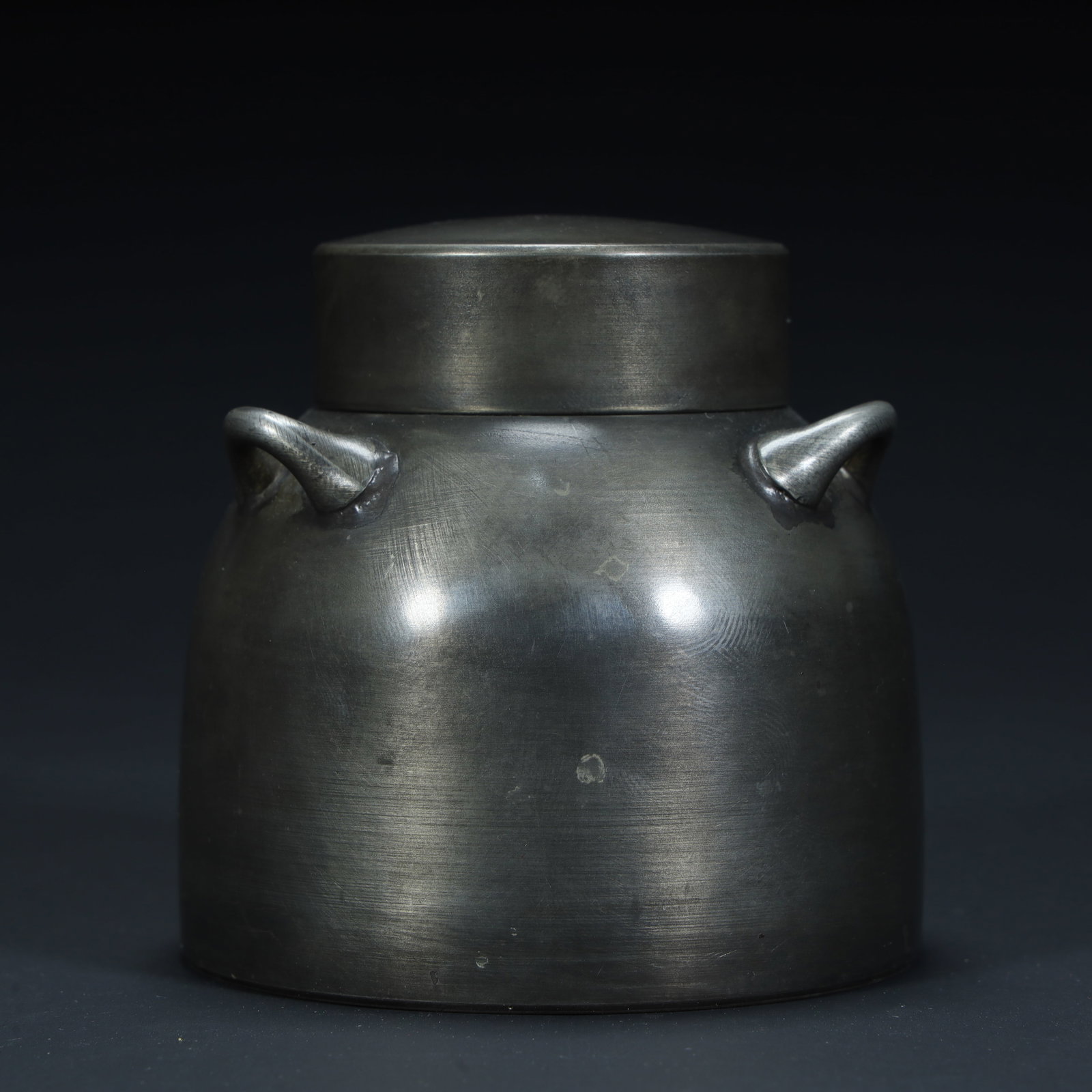 A late Qing pure tin tea jar: Late Qing pure tin tea can SIZE: H:7.5cm L:7.8cm W:7.8cm W:321g (The Dimensions Of All Batches Are Manually Measured.If You Need More Detailed Information, Please Contact Our Customer Service Before B