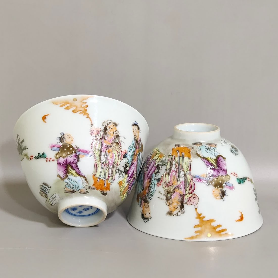 A pair of Qing Dynasty Yongzheng figures are blessed in front of the cup: The Qing Dynasty Yongzheng figure is blessed in front of the cup SIZE: H:5.9cm mouthD:8.7cm (The Dimensions Of All Batches Are Manually Measured.If You Need More Detailed Information, Please Contact O