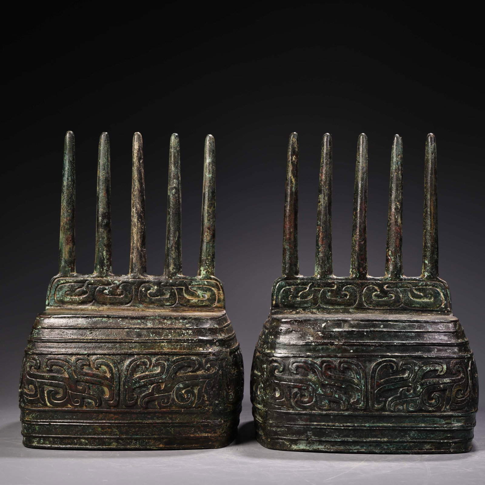 A bronze five-pillar vessel: Bronze five-pillar vessel SIZE: W:2200g H:24cm W:15cm 90 (The Dimensions Of All Batches Are Manually Measured.If You Need More Detailed Information, Please Contact Our Customer Service Before