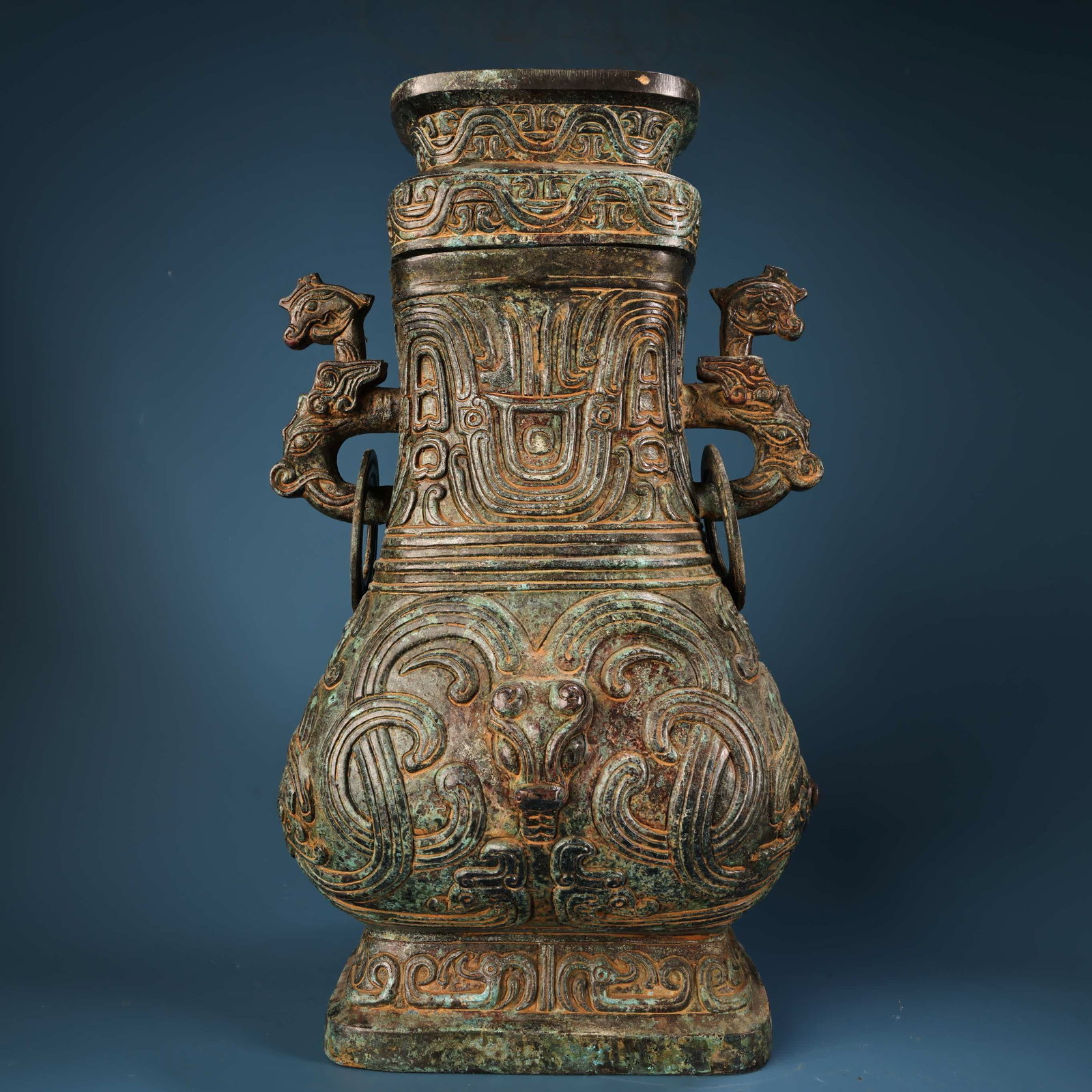 A bronze dragon pattern square vase: Bronze dragon pattern square vase SIZE: W:6200g H:40cm W:22cm (The Dimensions Of All Batches Are Manually Measured.If You Need More Detailed Information, Please Contact Our Customer Service Before Bid