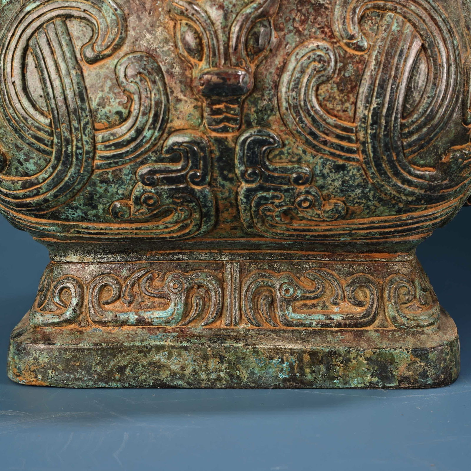 A bronze dragon pattern square vase - 7