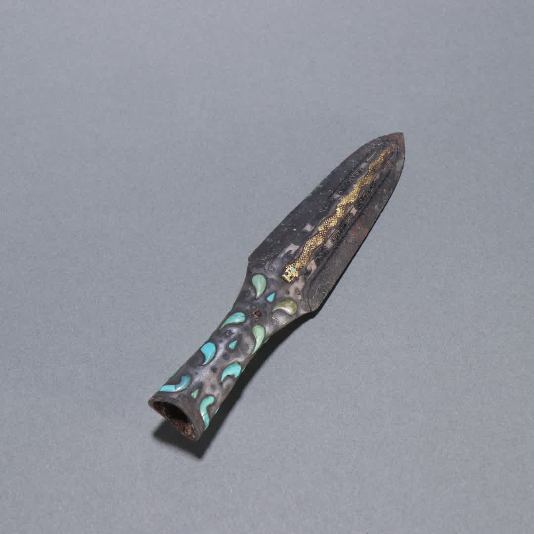 A Han Dynasty copper gold and silver inlaid turquoise spearhead: Han Dynasty copper gold and silver inlaid turquoise spearhead SIZE: H:14.3cm W:2.8cm W:121.1g (The Dimensions Of All Batches Are Manually Measured.If You Need More Detailed Information, Please Contact