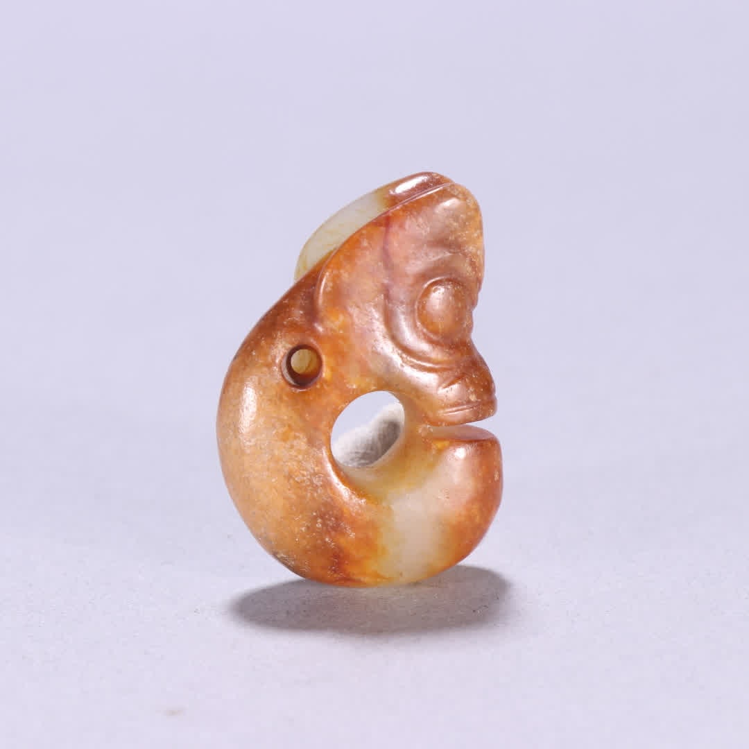 A piece of Hongshan culture river grinding jade pig dragon: Hongshan culture river grinding jade pig dragon SIZE: H:4.1cm W:2.7cm W:22.1g (The Dimensions Of All Batches Are Manually Measured.If You Need More Detailed Information, Please Contact Our Customer Se