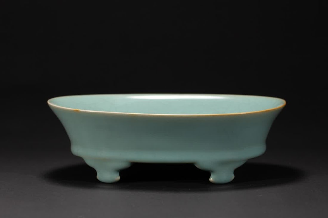 A piece of Song Dynasty Ru kiln washing: Song Dynasty Ru kiln washing SIZE: L:19.5cm W:14.5cm H:6cm (The Dimensions Of All Batches Are Manually Measured.If You Need More Detailed Information, Please Contact Our Customer Service Before Biddin