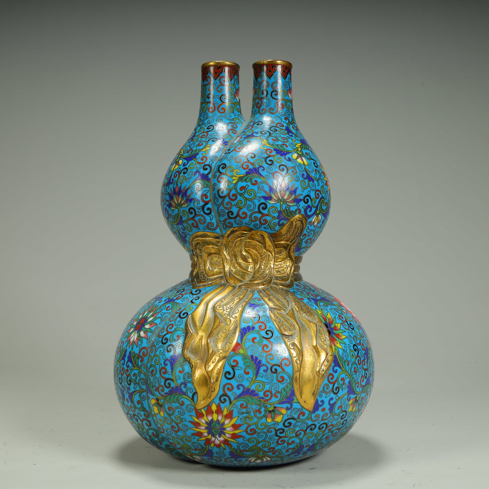 A copper-tired cloisonné enamel diptych gourd bottle: Copper tire cloisonné enamel double gourd bottle SIZE: H:20cm L:12.5cm W:12.5cm W:837g (The Dimensions Of All Batches Are Manually Measured.If You Need More Detailed Information, Please Contact Our C