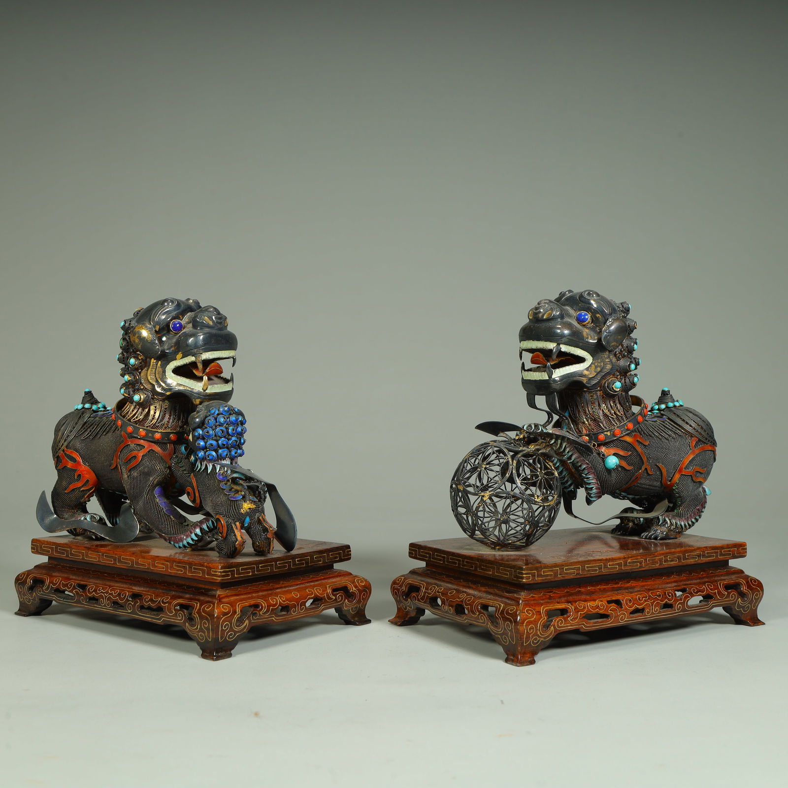 A pair of copper tire inlaid treasure double lion ball ornaments: Copper tire inlaid treasure double lion ball ornament SIZE: H:15cm L:15cm W:9.5cm W:800g (The Dimensions Of All Batches Are Manually Measured.If You Need More Detailed Information, Please Contact Our