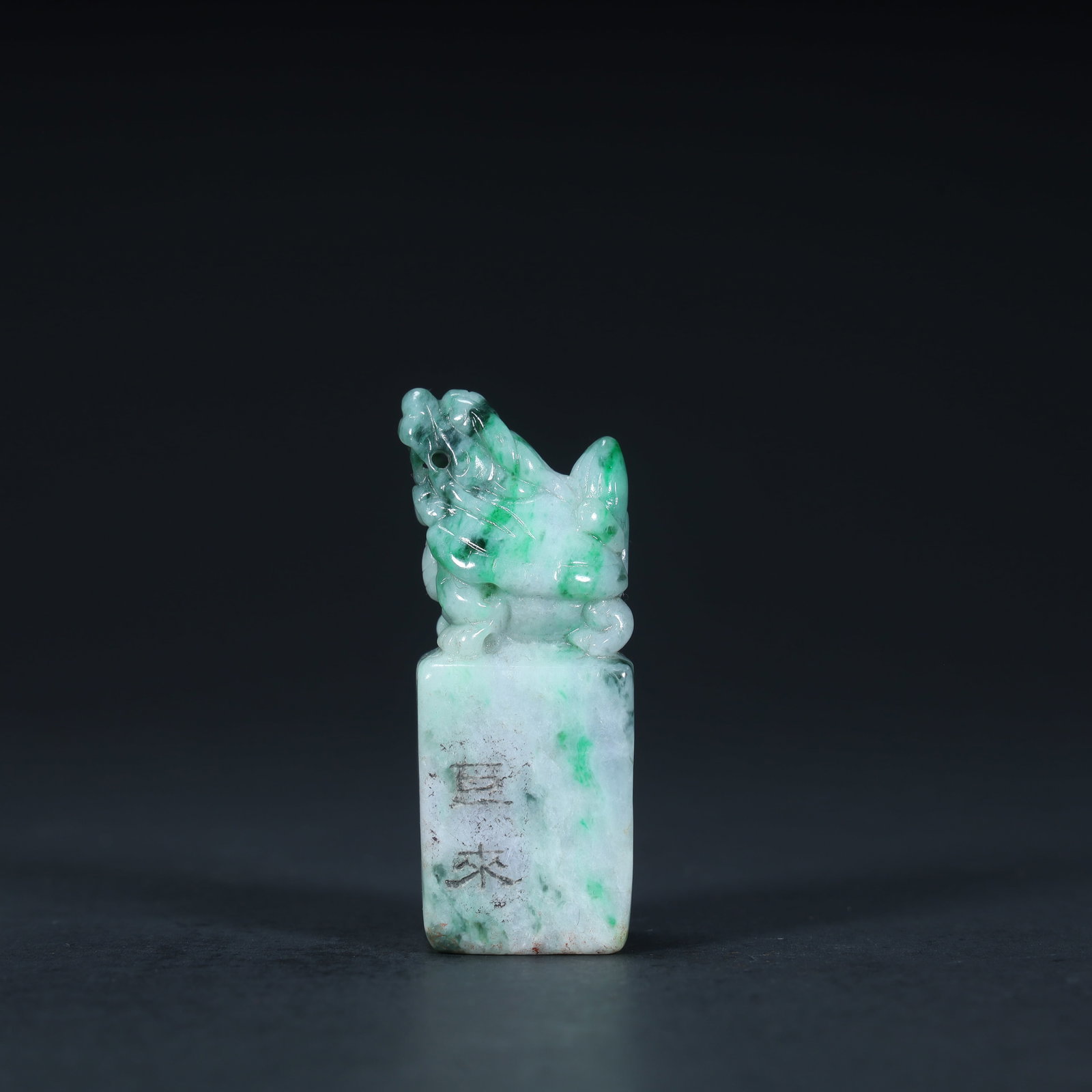 A modern "giant" jade beast seal: Modern "Julai" jade beast seal SIZE: 15?H:5.3cm L:2cm W:2cm W:46g (The Dimensions Of All Batches Are Manually Measured.If You Need More Detailed Information, Please Contact Our Customer Service Before